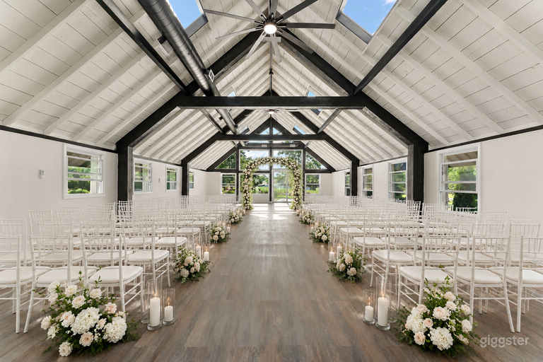  Casa Blanca | Modern Farmhouse Estate | Pond, BBQ & Barn 