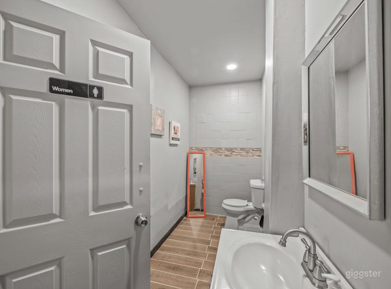  Artsy Event Space & Lounge w/ outdoor patio 