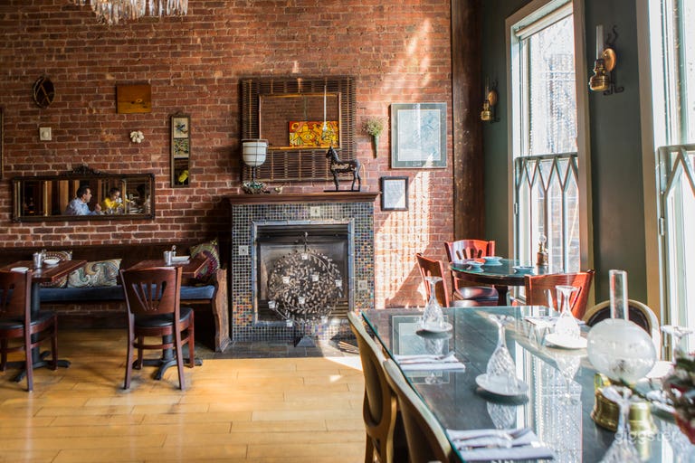  Vue de la cheminée et des tables dans la salle à manger au deuxième étage 