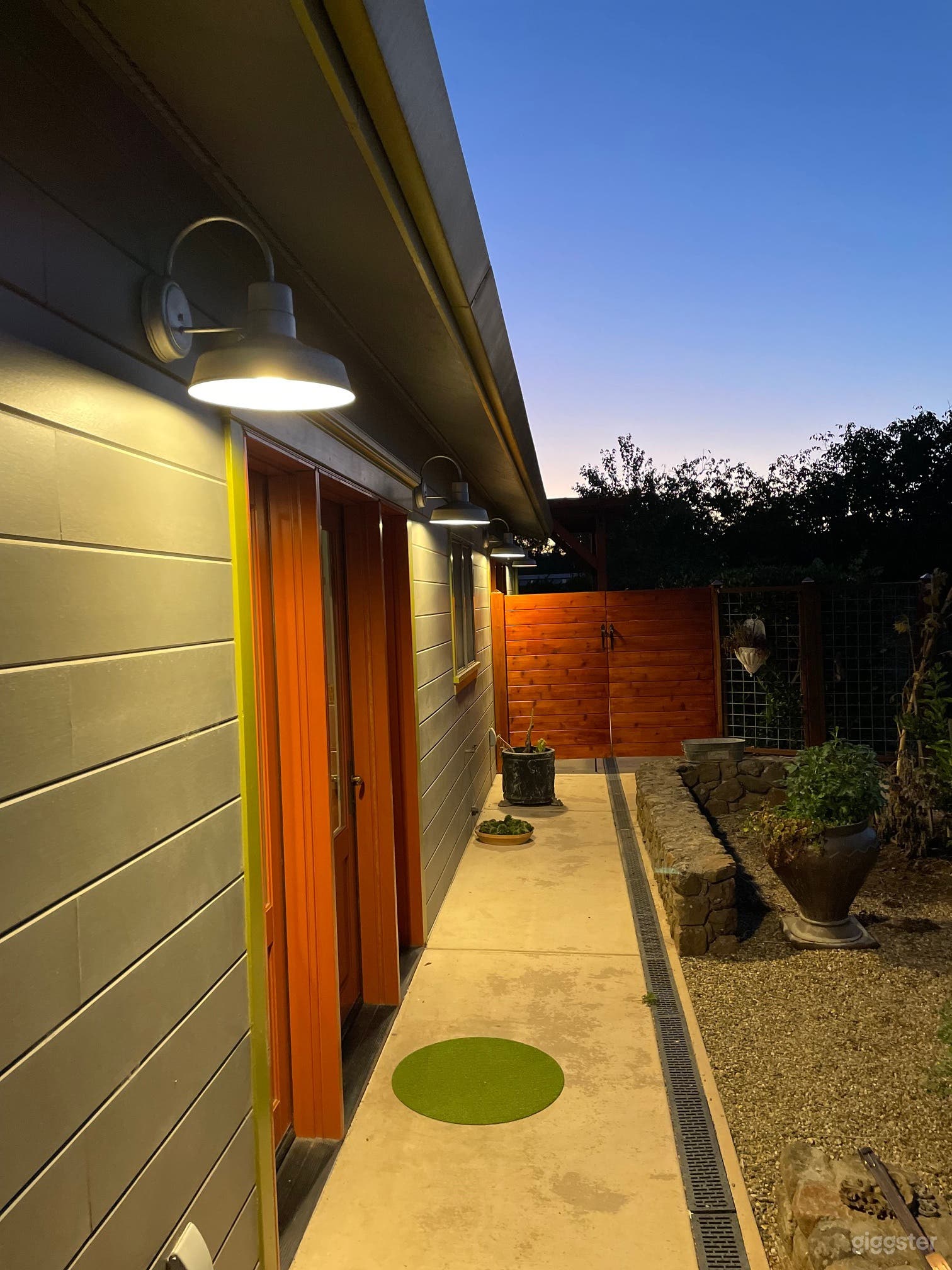 Path to Barn-suite to your private entrance.