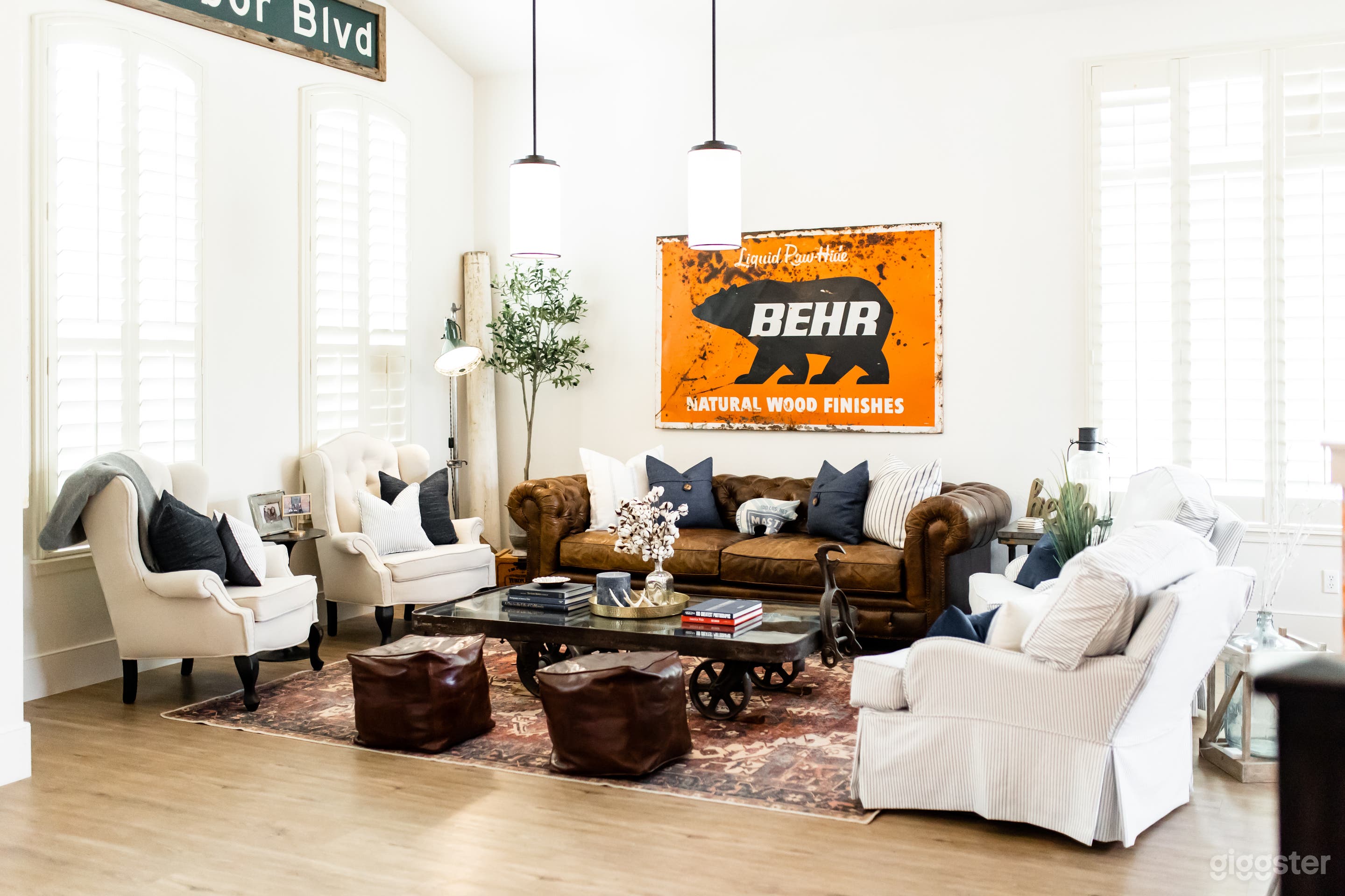 Bright Modern Rustic House with huge outdoor space and pool Photo 3