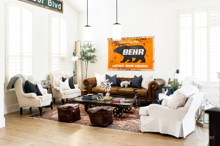  Bright Modern Rustic House with huge outdoor space and pool 