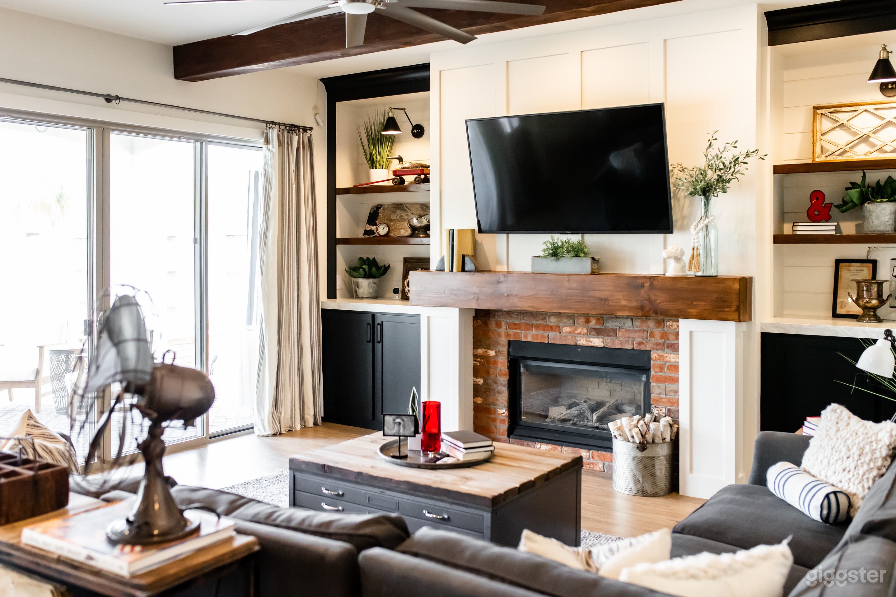 Bright Modern Rustic House with huge outdoor space and pool Photo 4