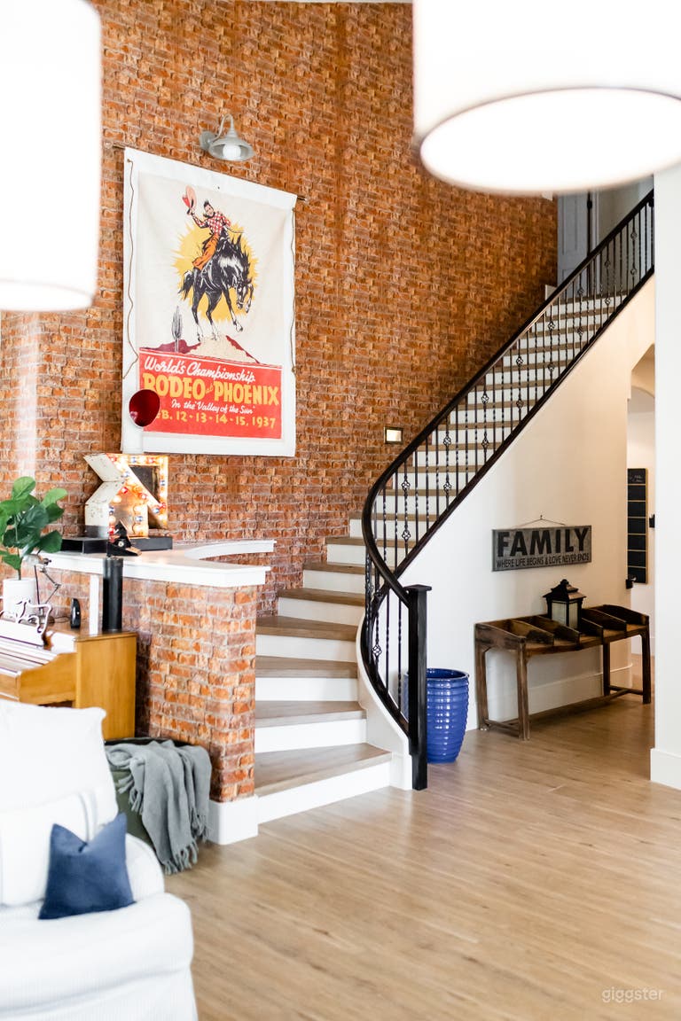  Bright Modern Rustic House with huge outdoor space and pool 