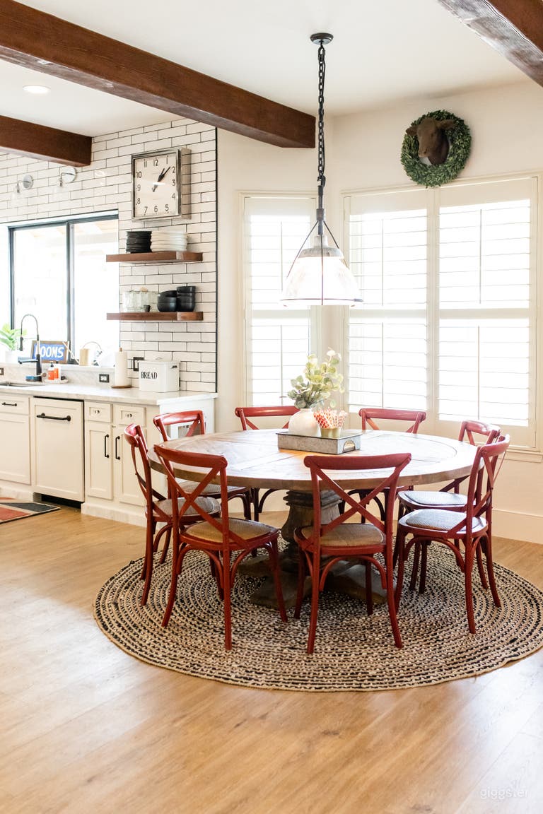  Bright Modern Rustic House with huge outdoor space and pool 