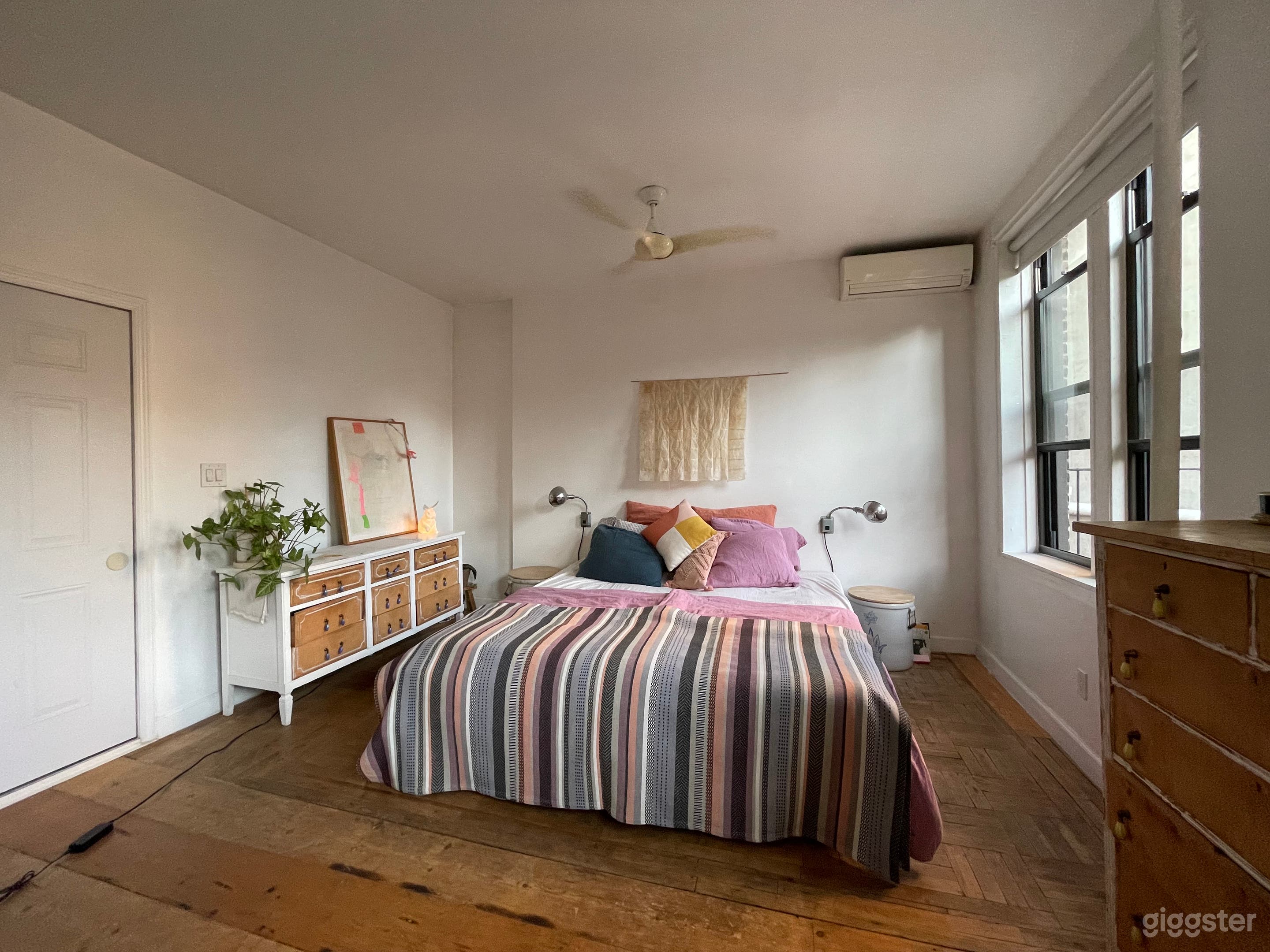 Upstairs bedroom with large windows and great natural light, especially in morning (blackout blinds on windows)