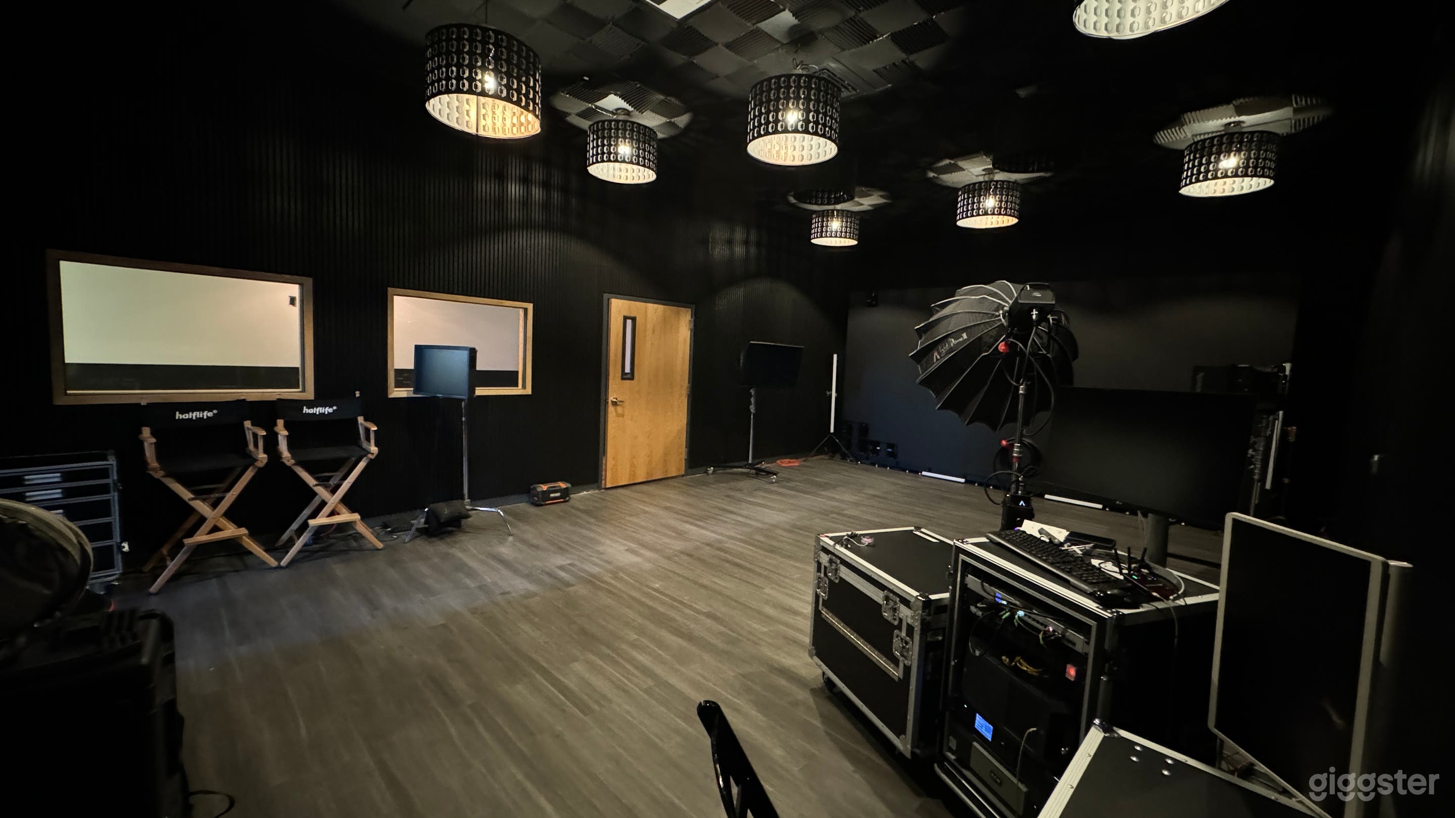 Studio with Mid-Sized LED Wall Photo 4