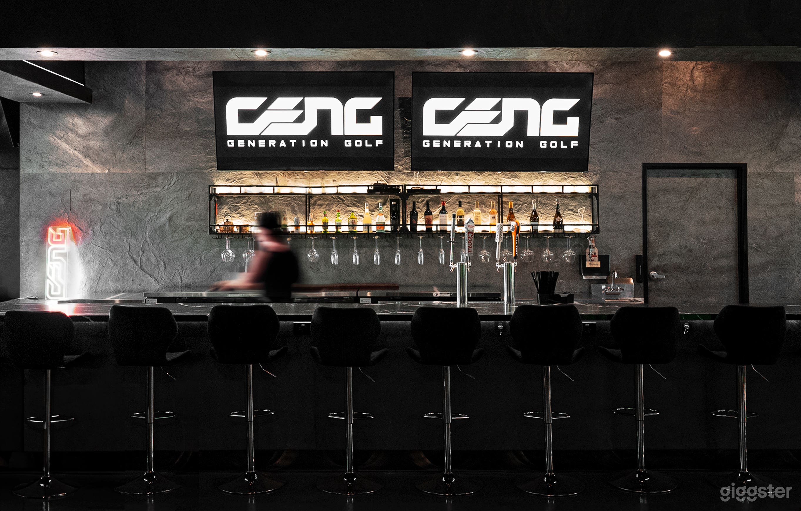 Indoor Golf Lounge &amp; Bar Photo 2