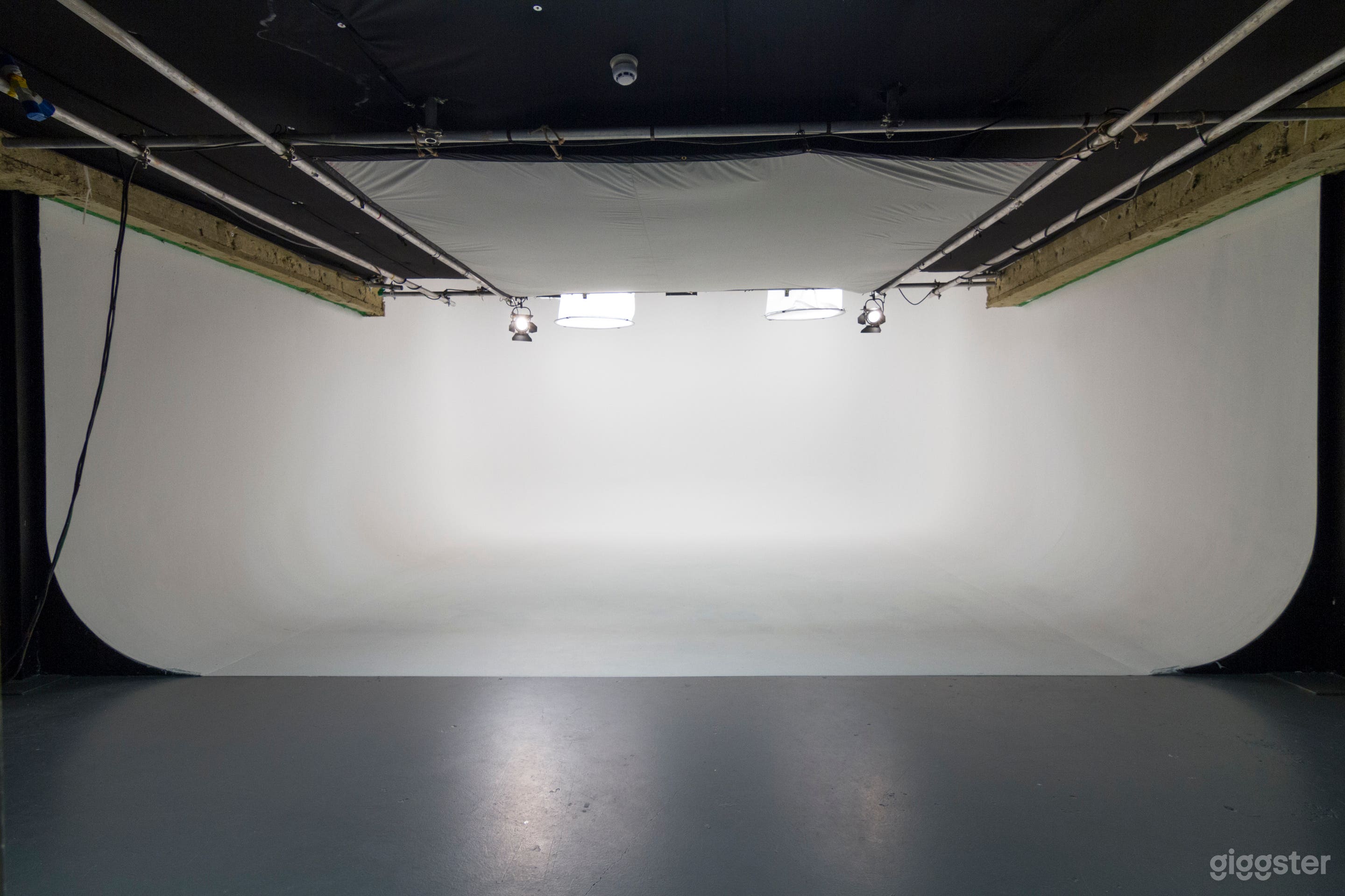 White Cove Photography / Filming Studio - Lighting Photo 1