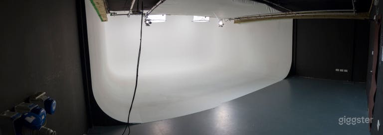  White Cove Photography / Filming Studio - Lighting 