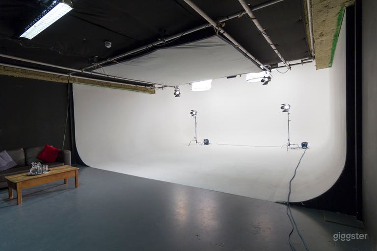  White Cove Photography / Filming Studio - Lighting 