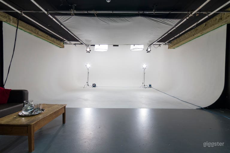  White Cove Photography / Filming Studio - Lighting 