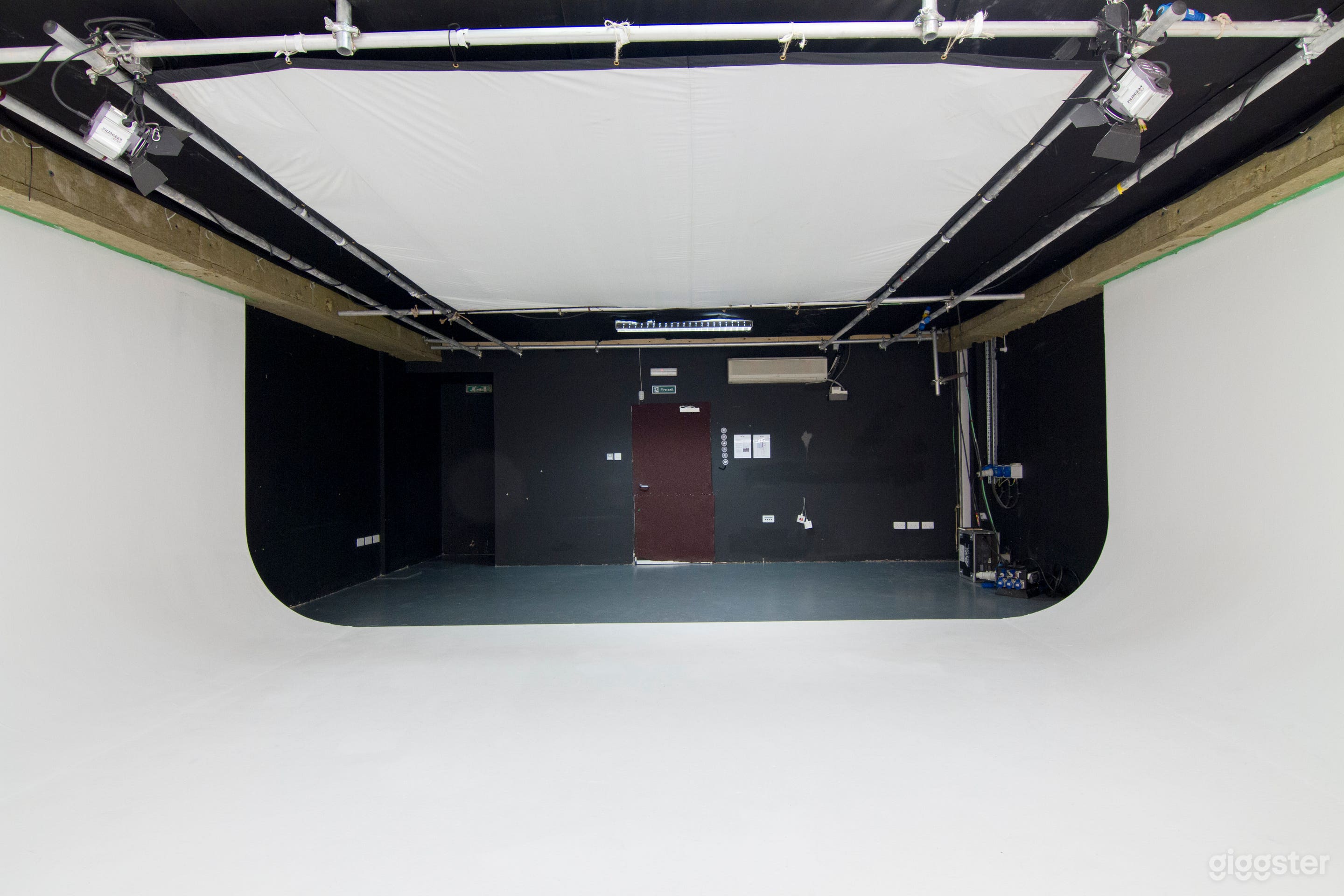 White Cove Photography / Filming Studio - Lighting Photo 3