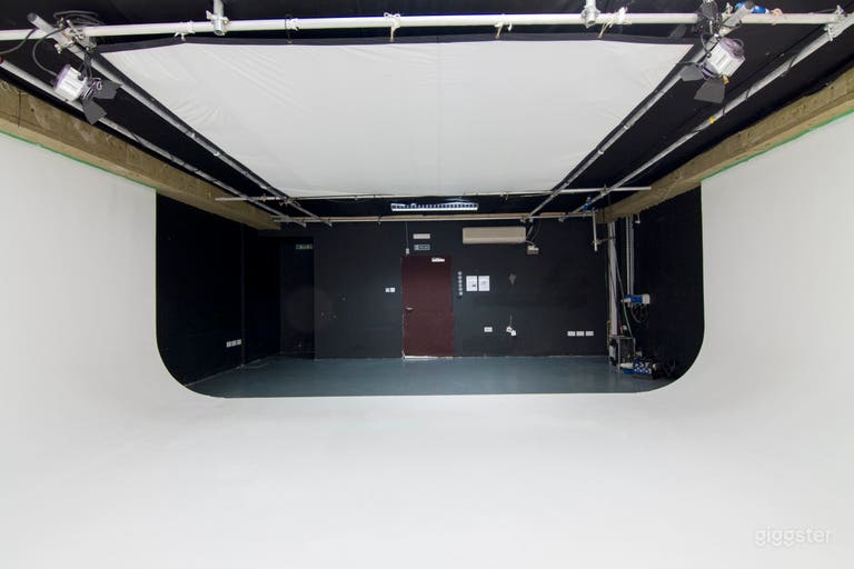  White Cove Photography / Filming Studio - Lighting 