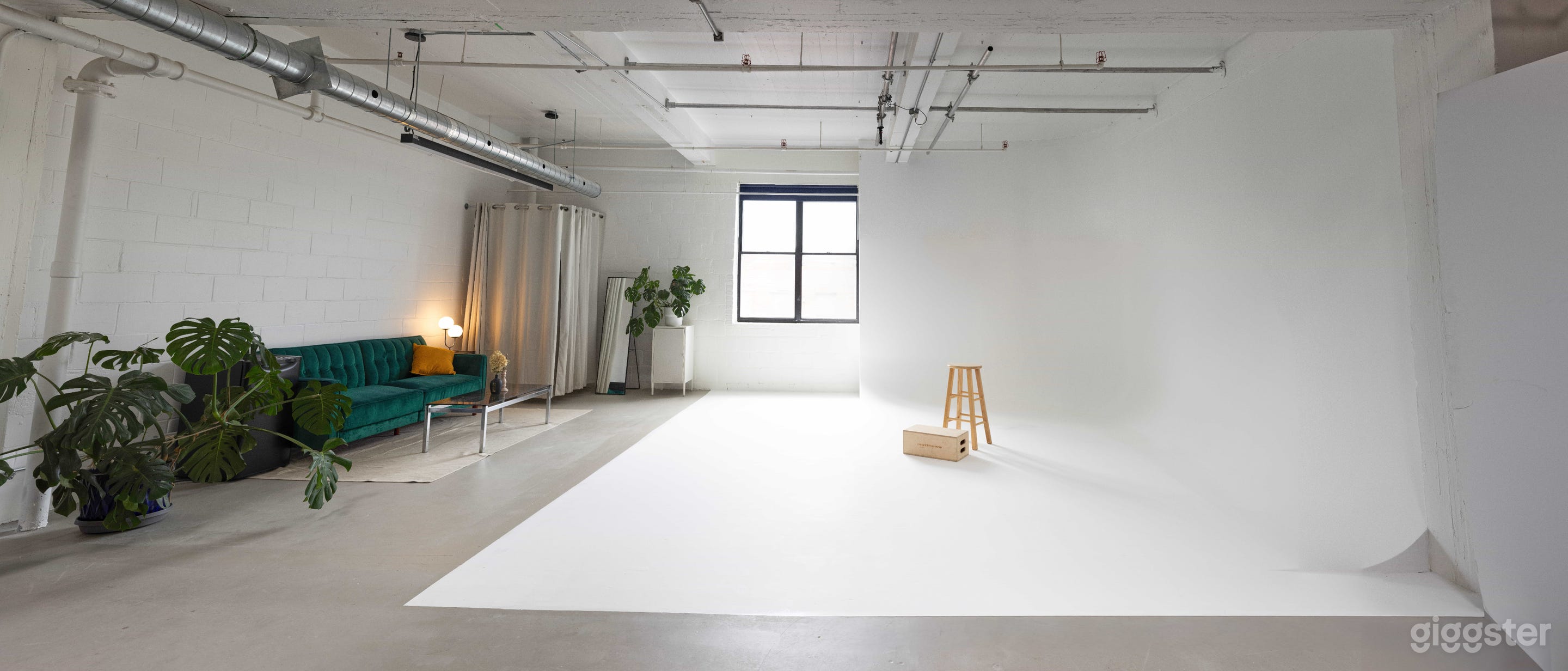 Super CYCLO et fonds colorés | Great white space + skylights Photo 1