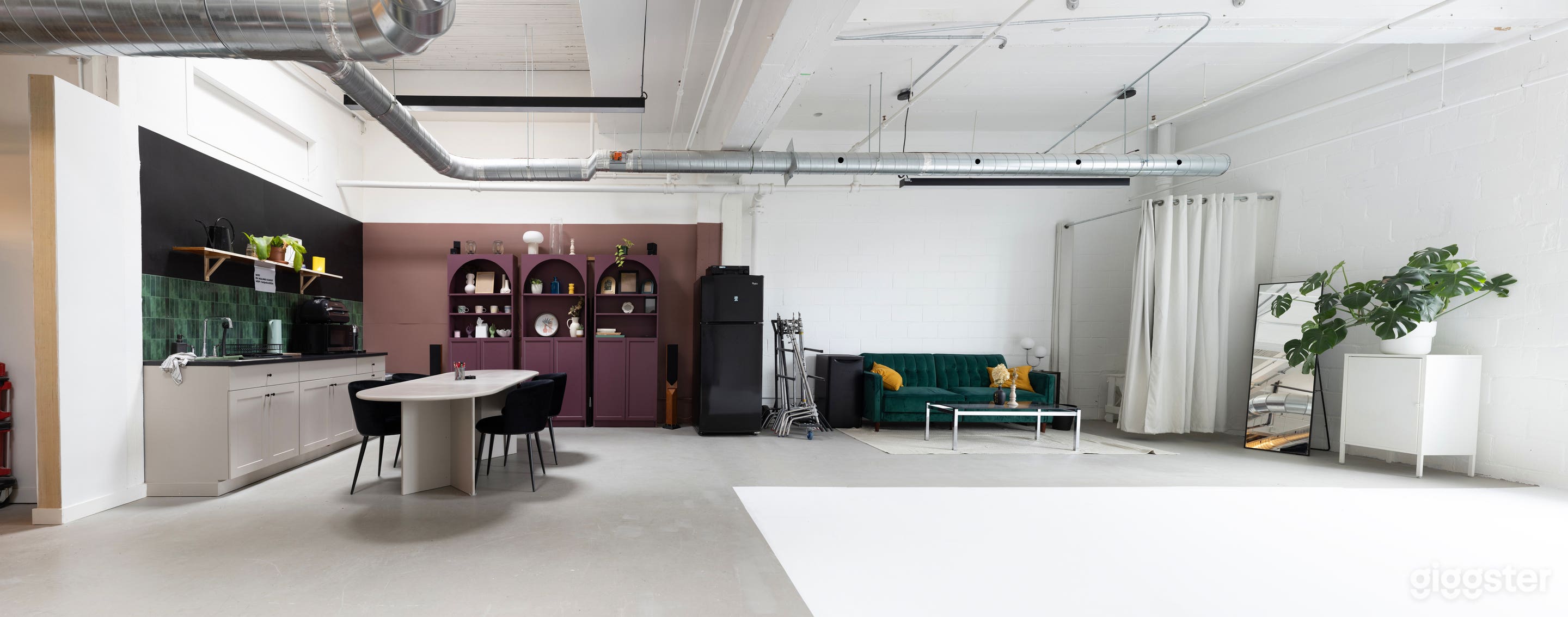 Super CYCLO et fonds colorés | Great white space + skylights Photo 4