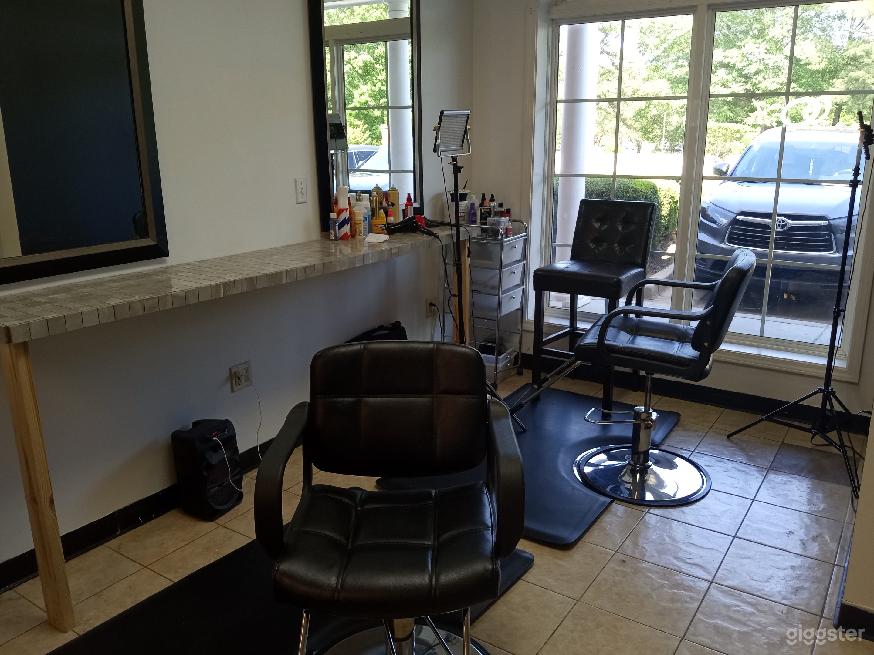 Huge Salon Space - Atlanta Airport Area Photo 2