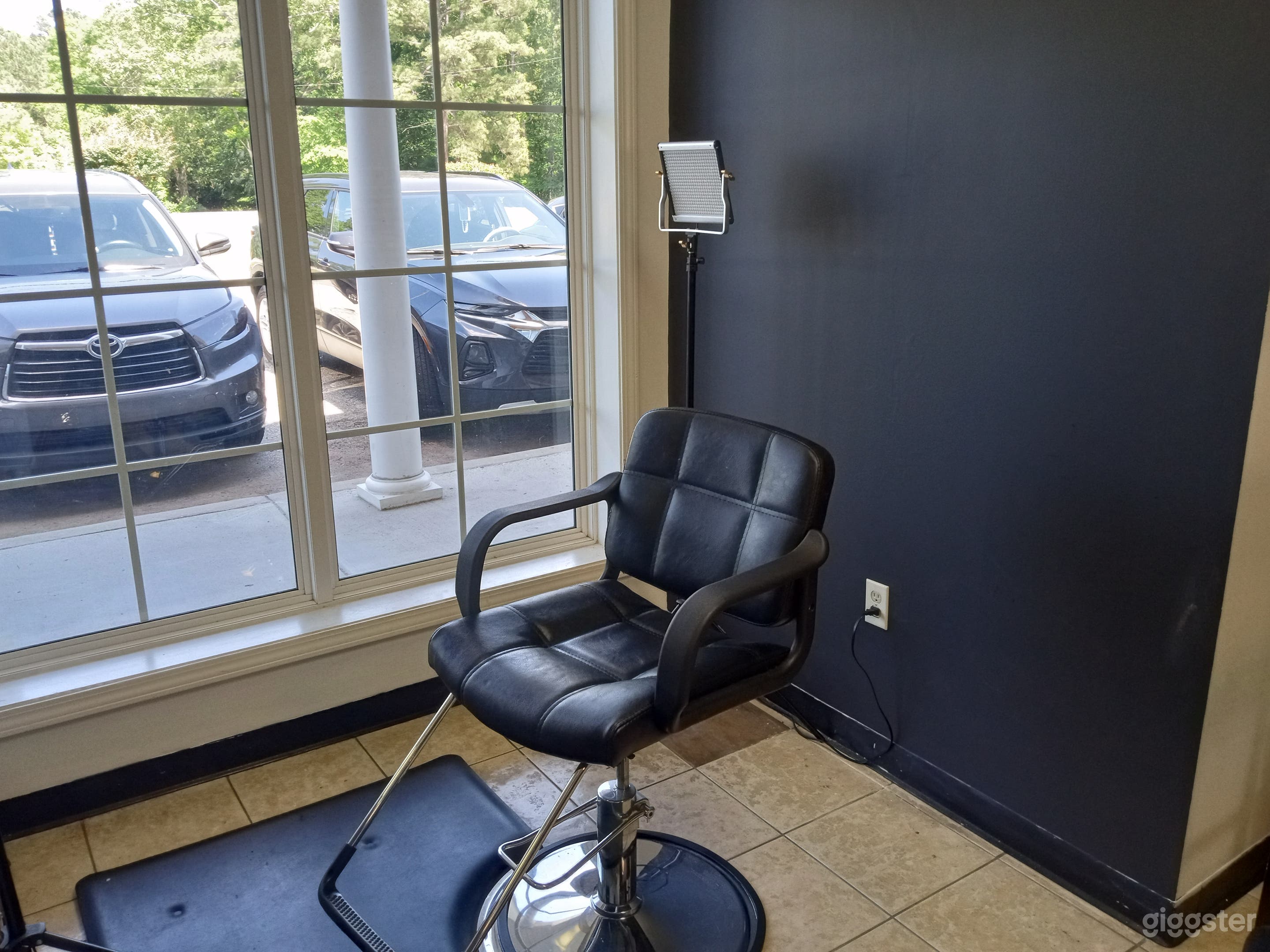 Huge Salon Space - Atlanta Airport Area Photo 3