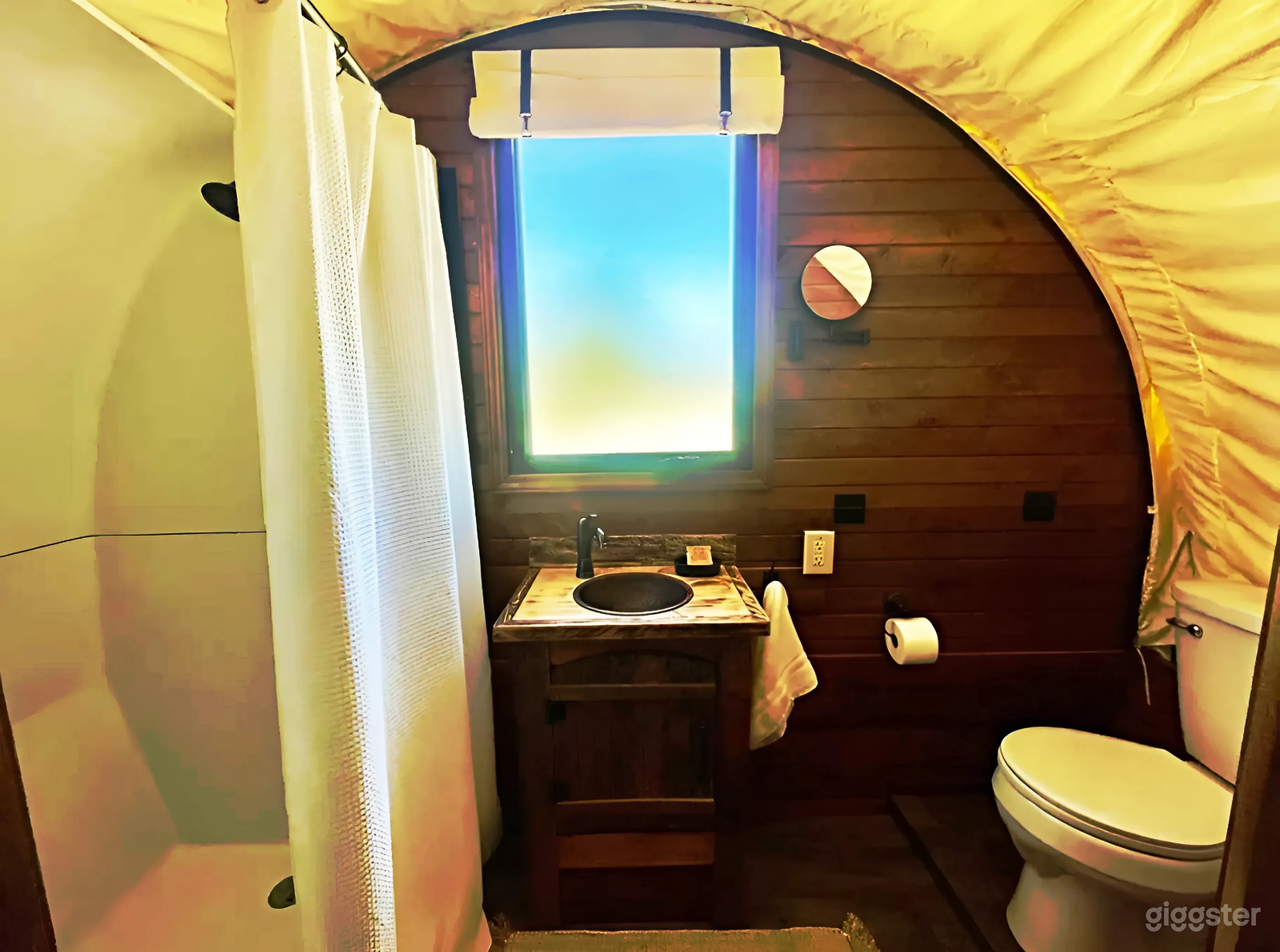 Couples Wagon - Romantic Handcrafted Retreat Photo 2