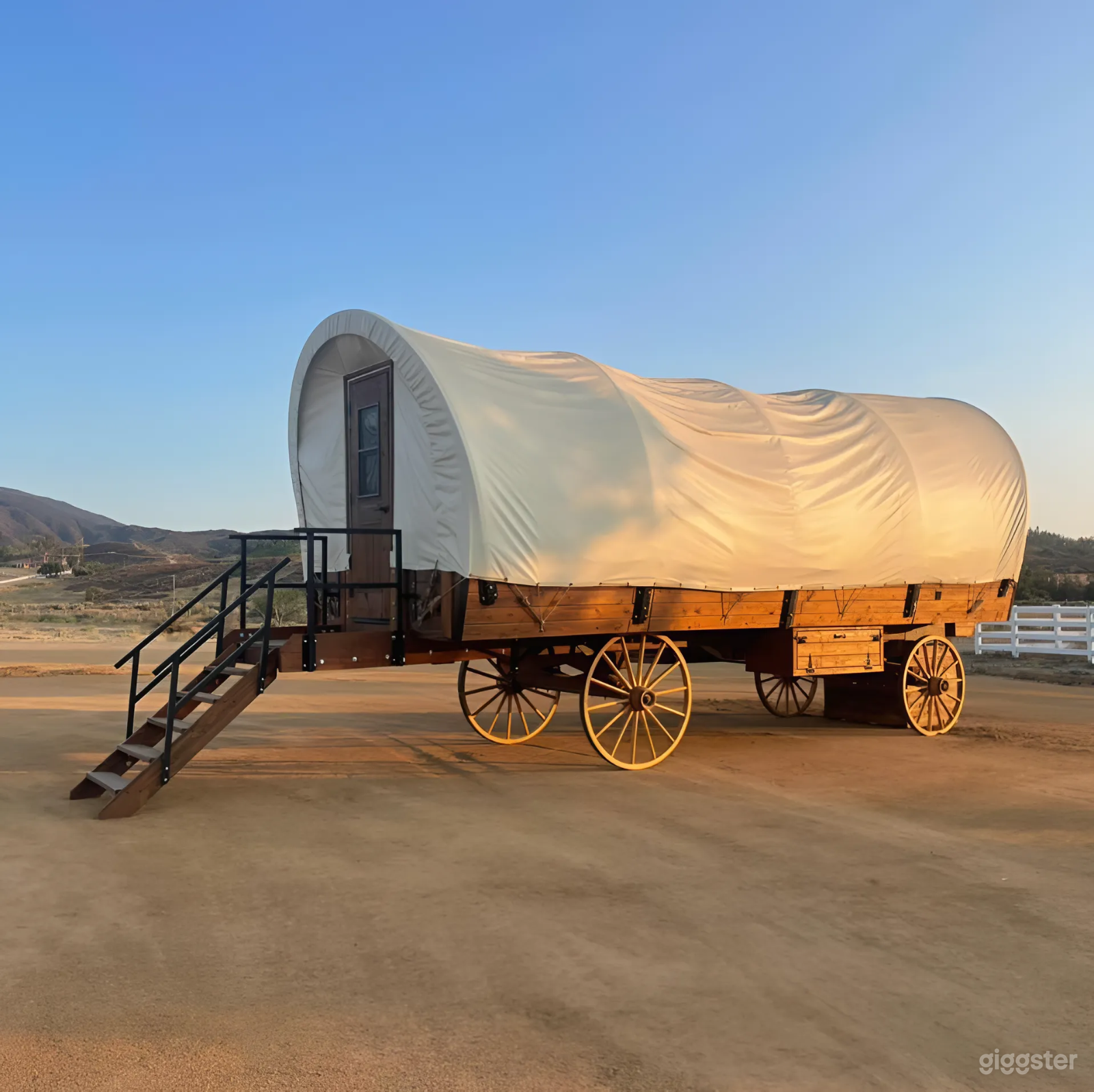 Couples Wagon - Romantic Handcrafted Retreat Photo 4