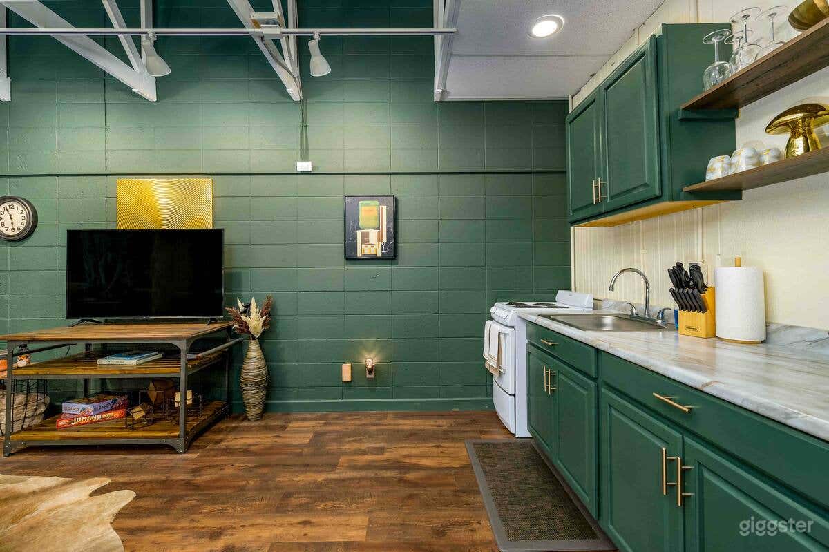 3BR downtown BOHO Oasis with Epic Garage Hangout Photo 4