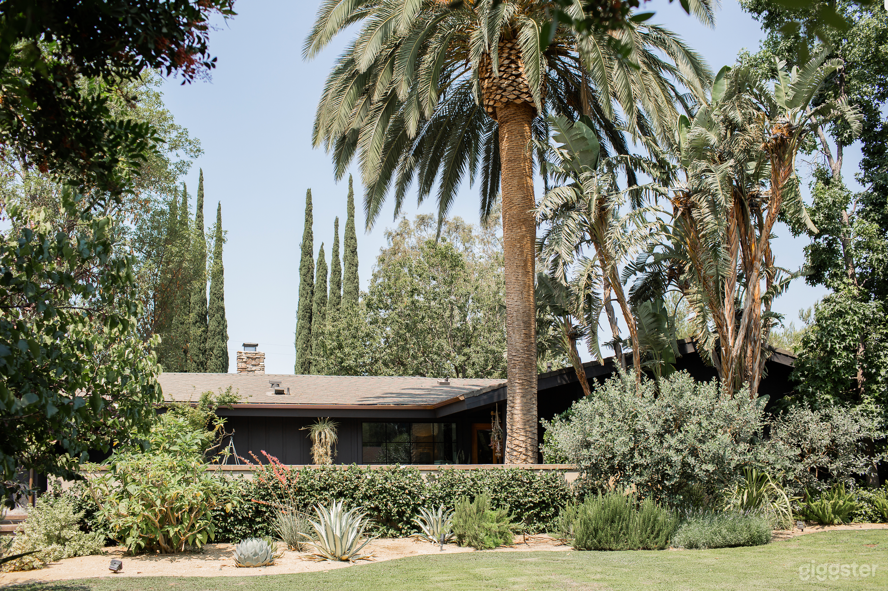 Stylish Ranch Home on Large Lot Photo 2