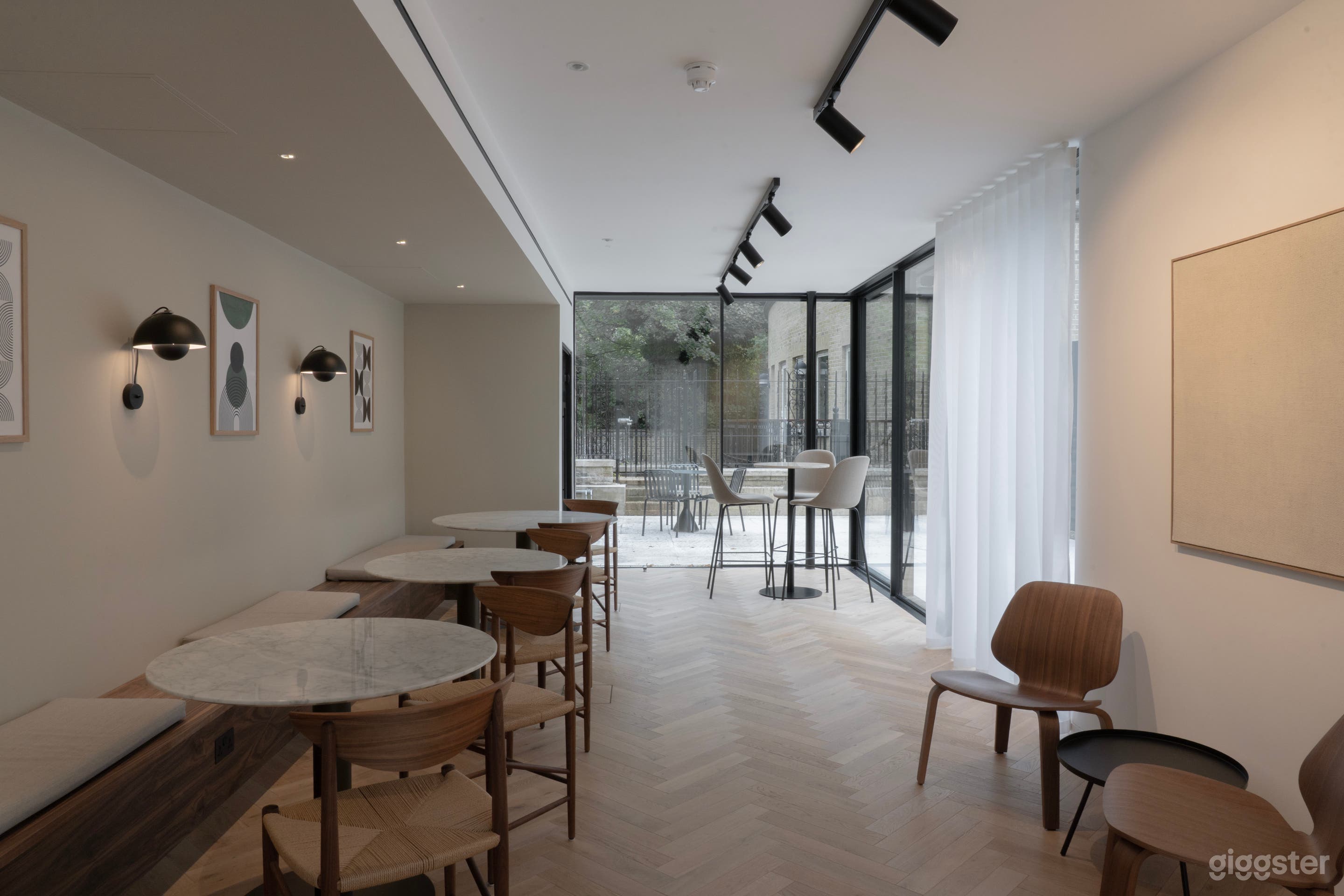 Meticulously Rejuvenated Meeting Room Photo 4