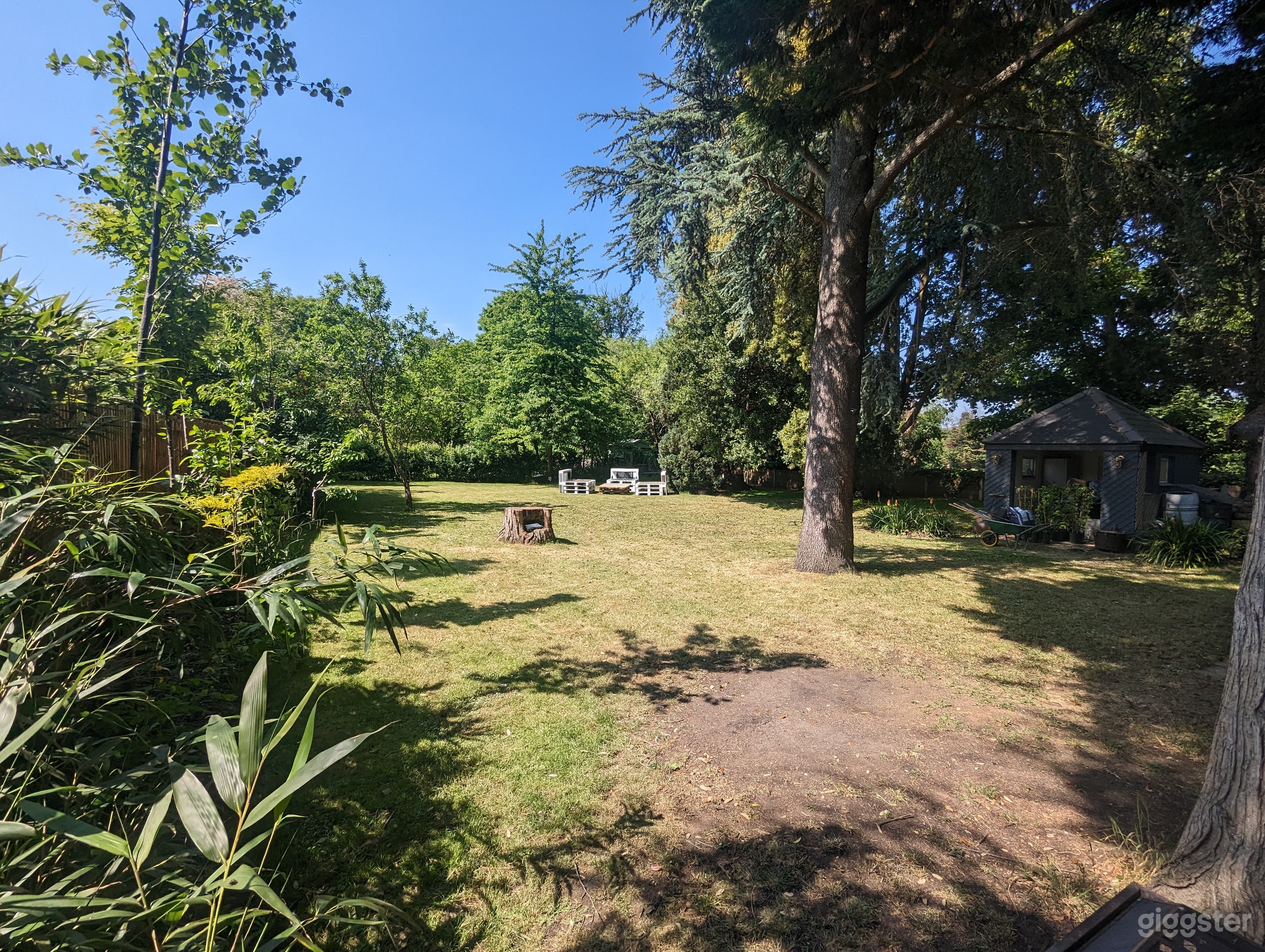 Extra large garden with tree swing, golf course views and multiple out-outhouses