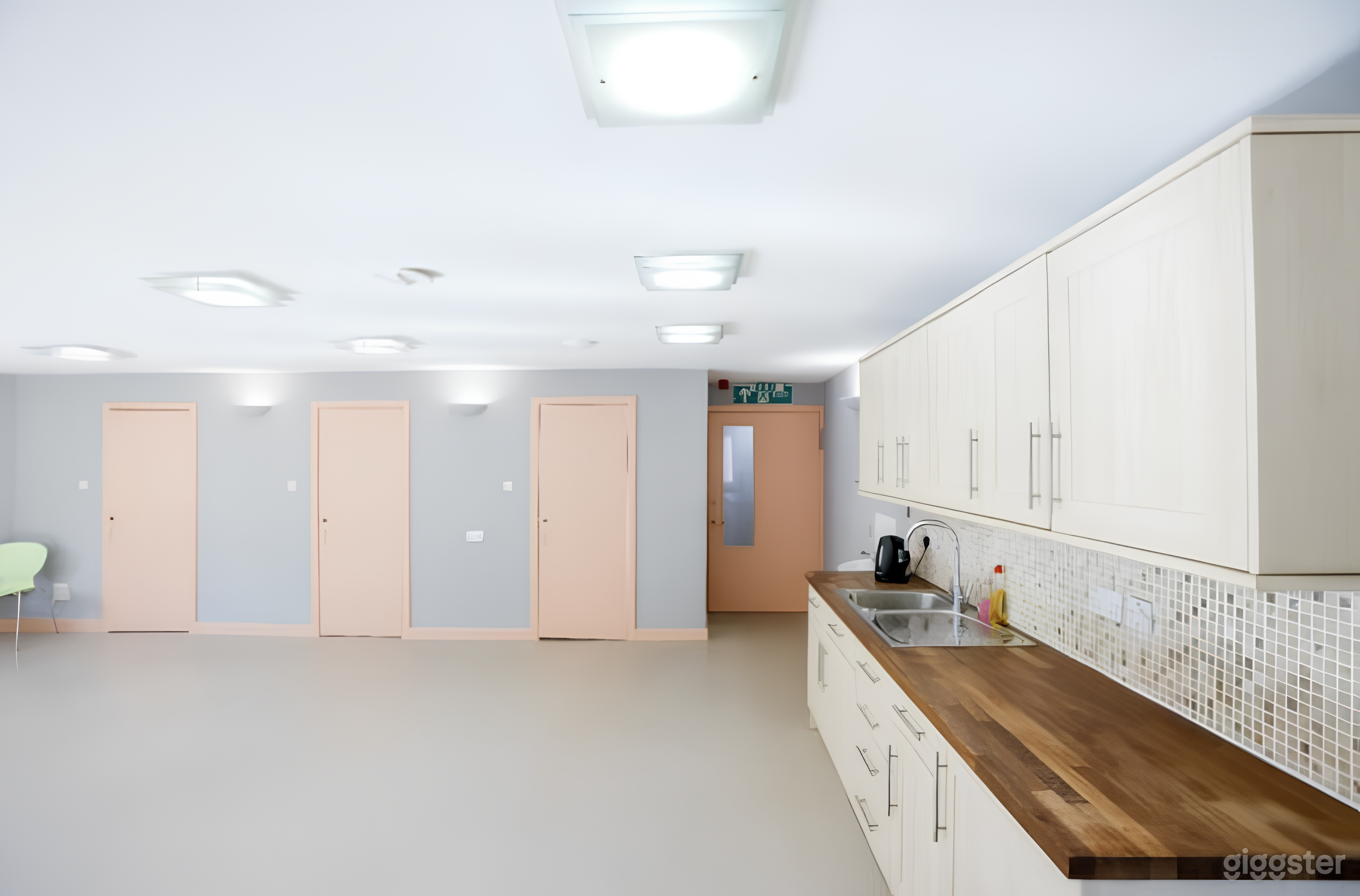 Modern Meeting Space for 20 Persons Photo 2