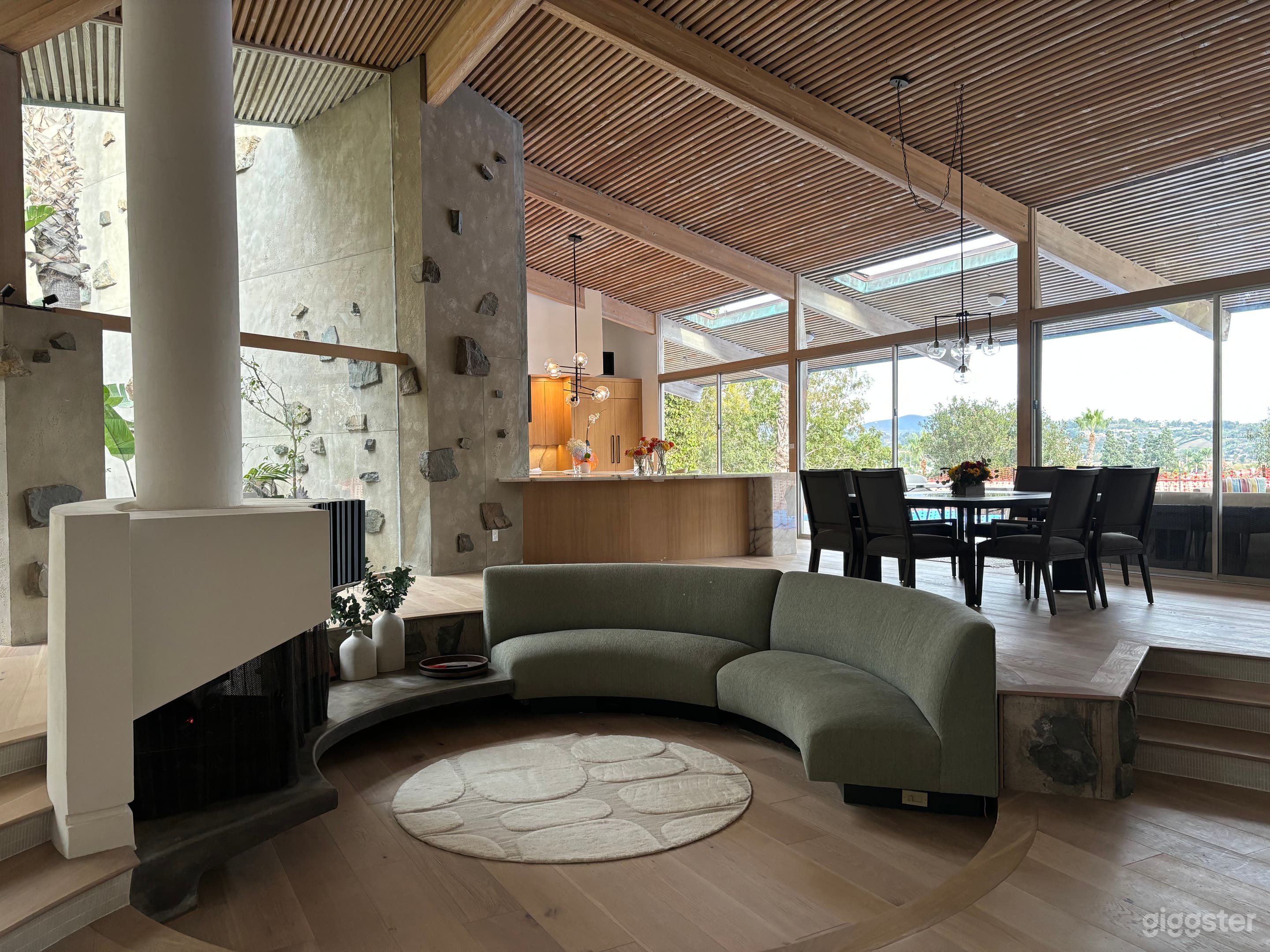 Mid Century Modern w/Ranch (large lot ideal for crew) Photo 3