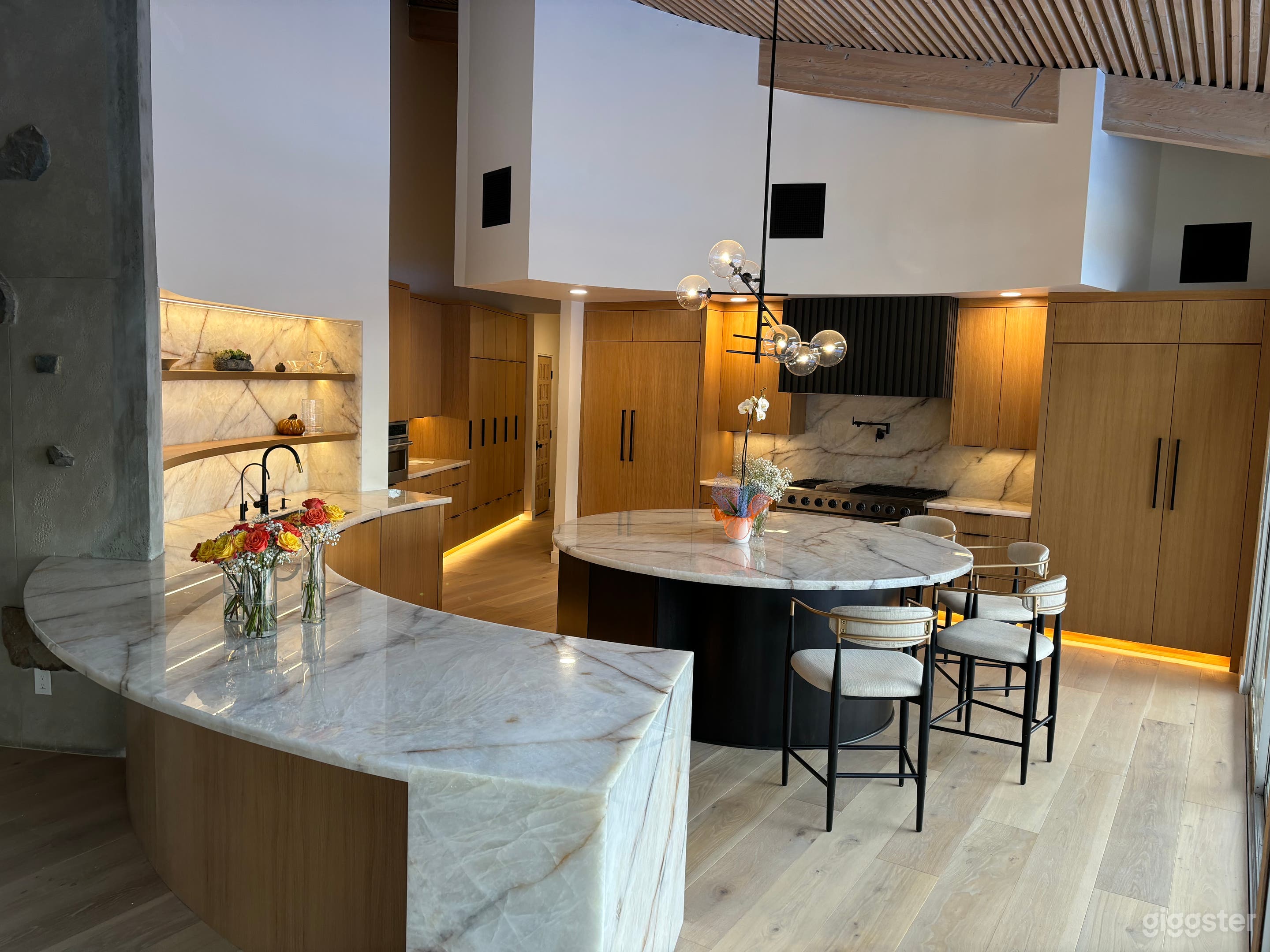 Mid Century Modern w/Ranch (large lot ideal for crew) Photo 2