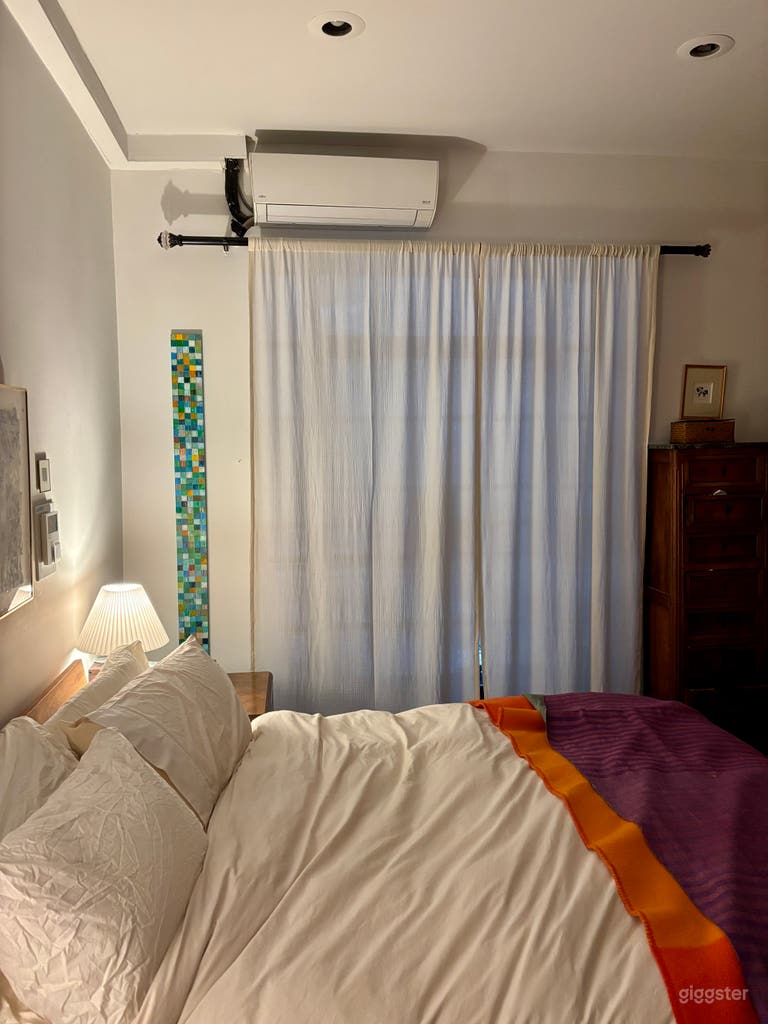  Quintessential NY: Exposed Brick, Tile Floors, Fire Place 