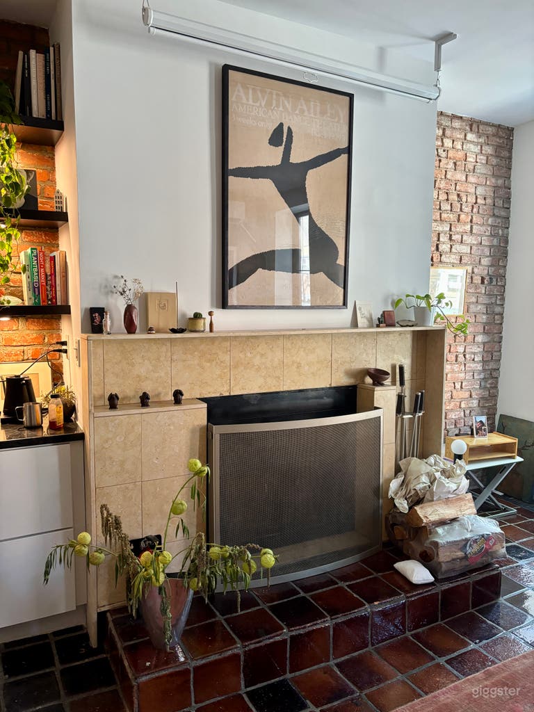 Quintessential NY: Exposed Brick, Tile Floors, Fire Place 
