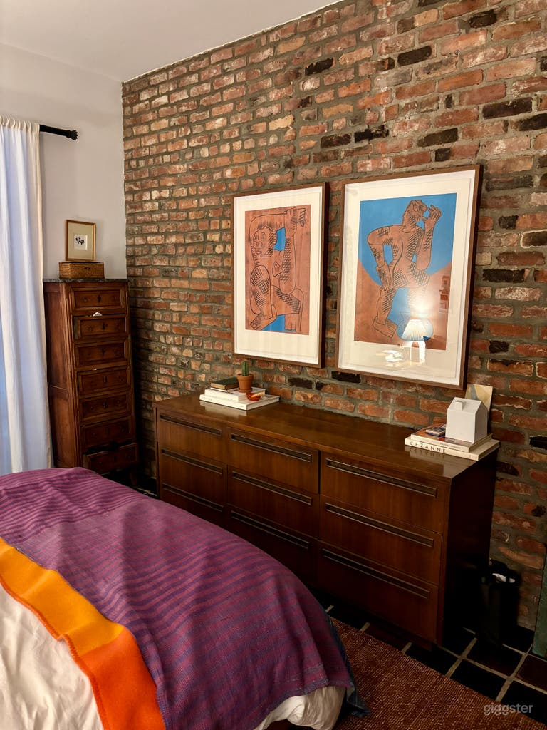  Quintessential NY: Exposed Brick, Tile Floors, Fire Place 