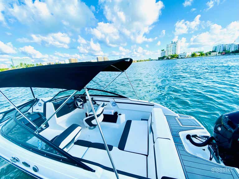  22-ft Boat - The Monterey M205 