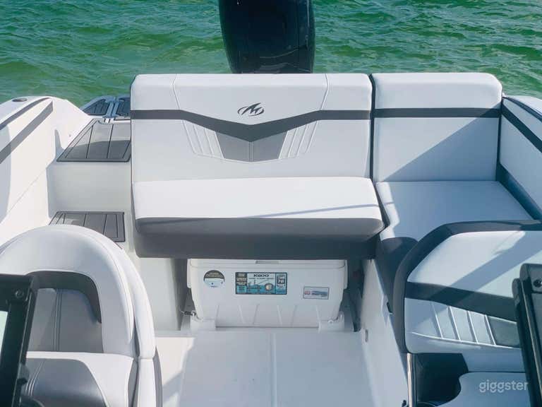  22-ft Boat - The Monterey M205 