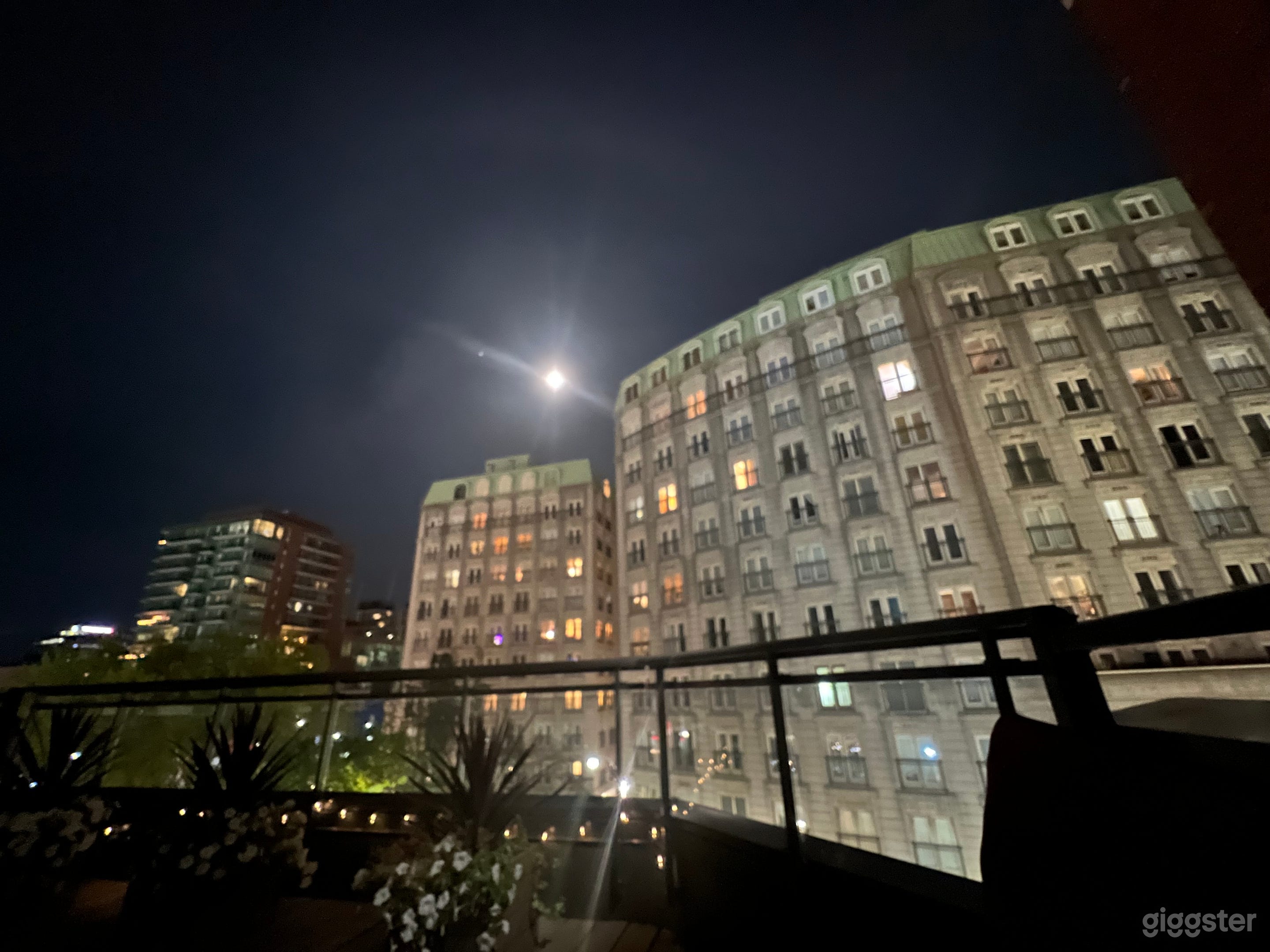 Unique Rooftop Loft - European Scene in the City Photo 3