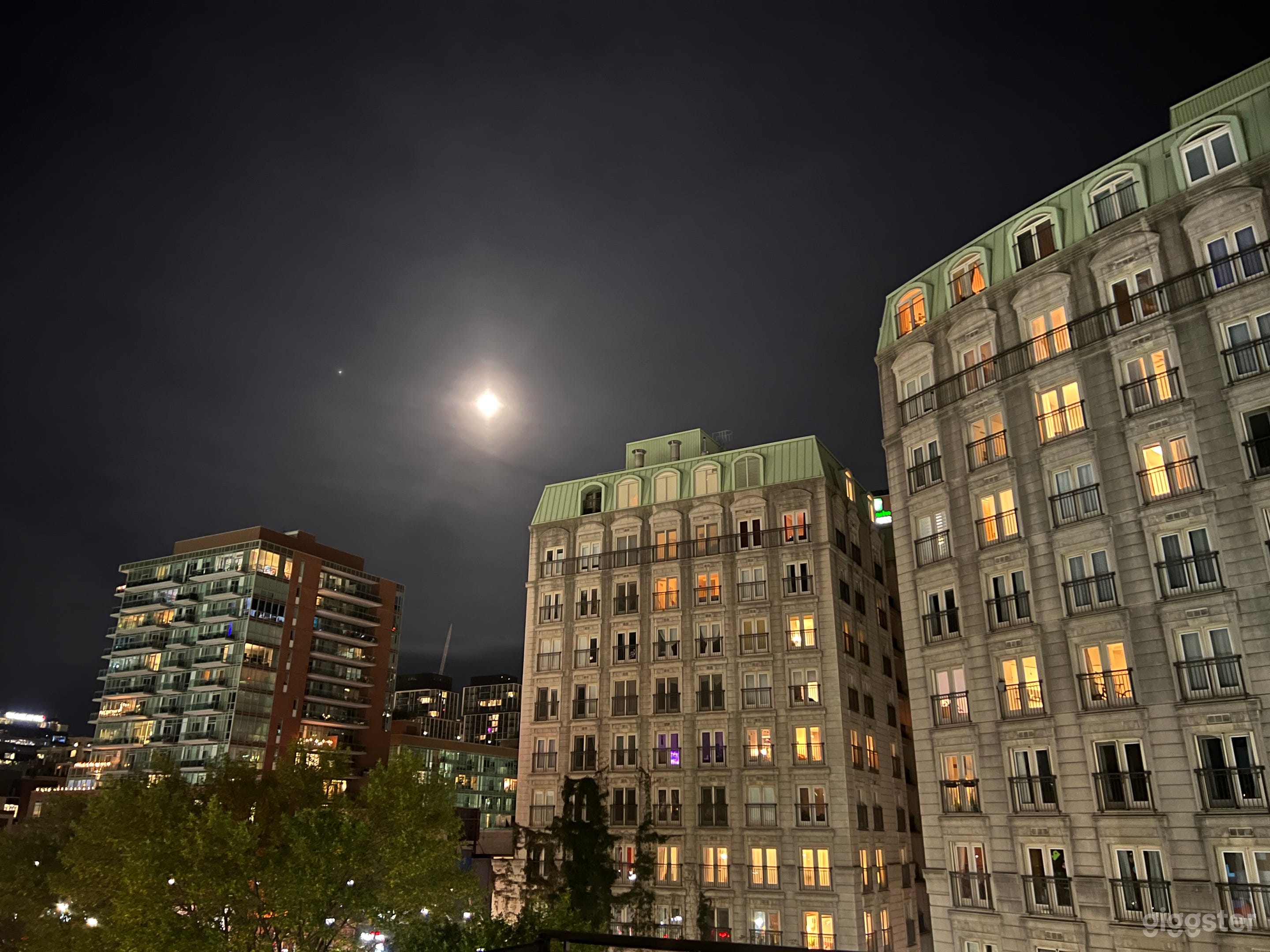 Unique Rooftop Loft - European Scene in the City Photo 2