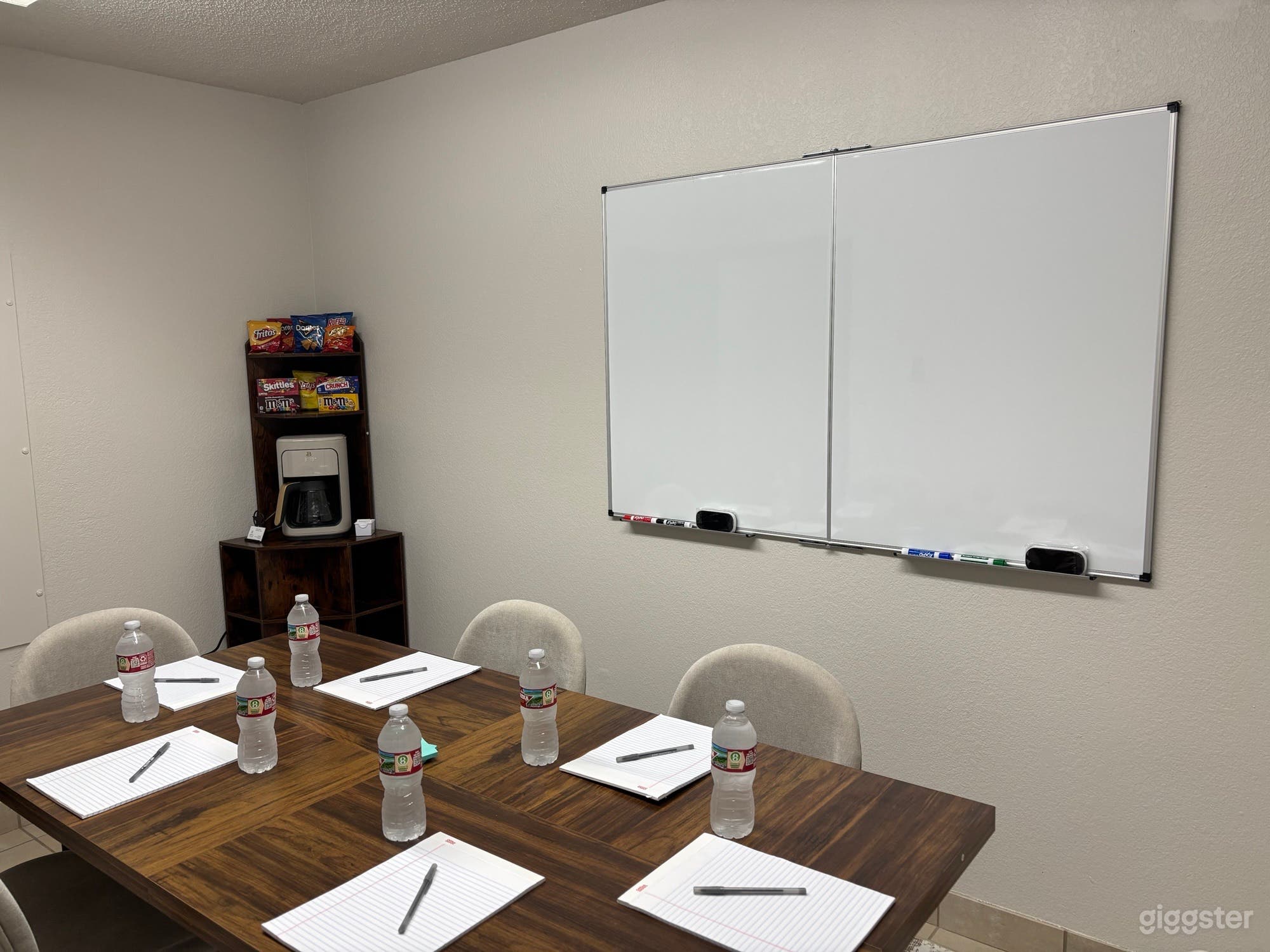 Boardroom seats 6 people Photo 3