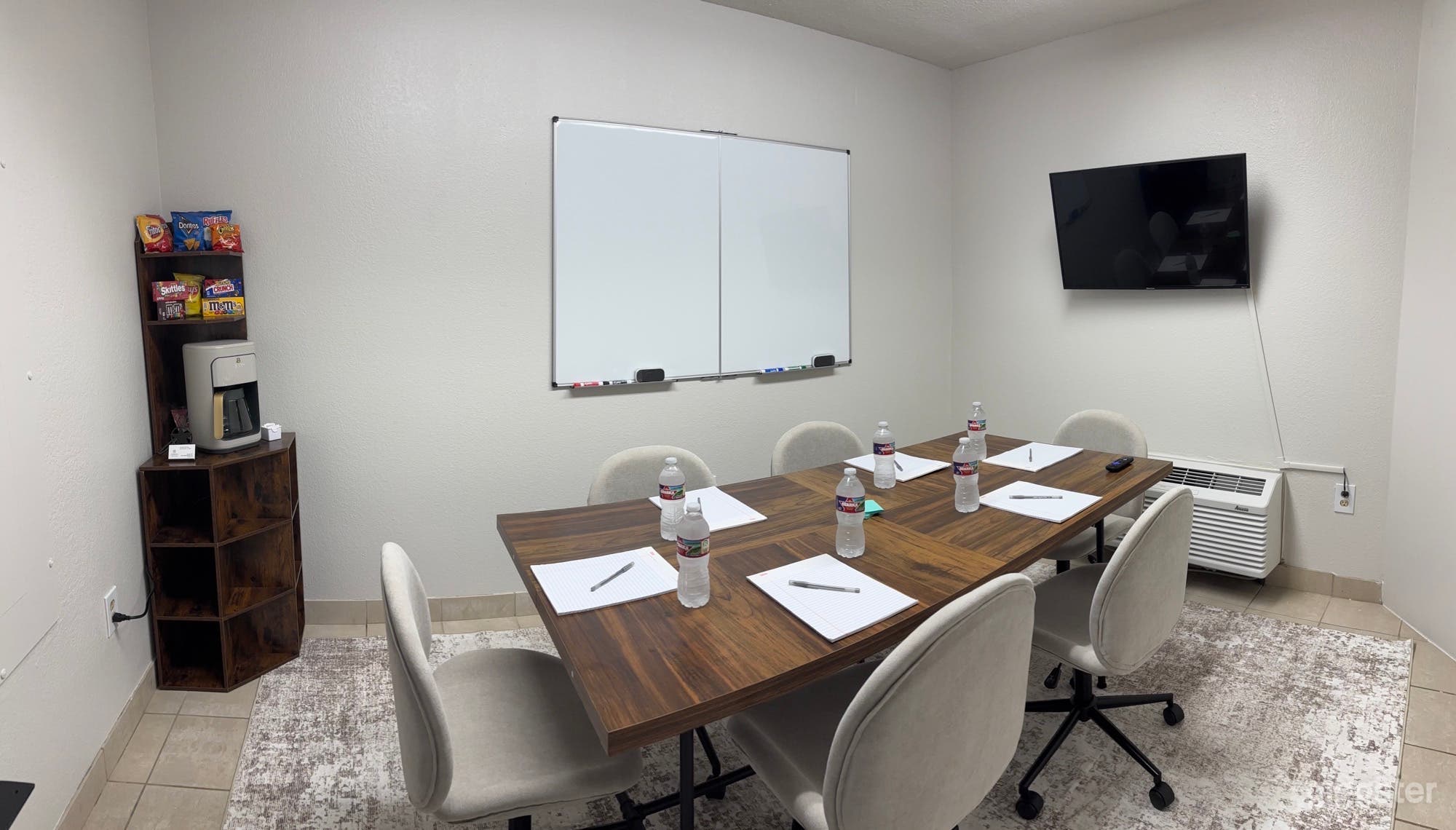 Boardroom seats 6 people Photo 1