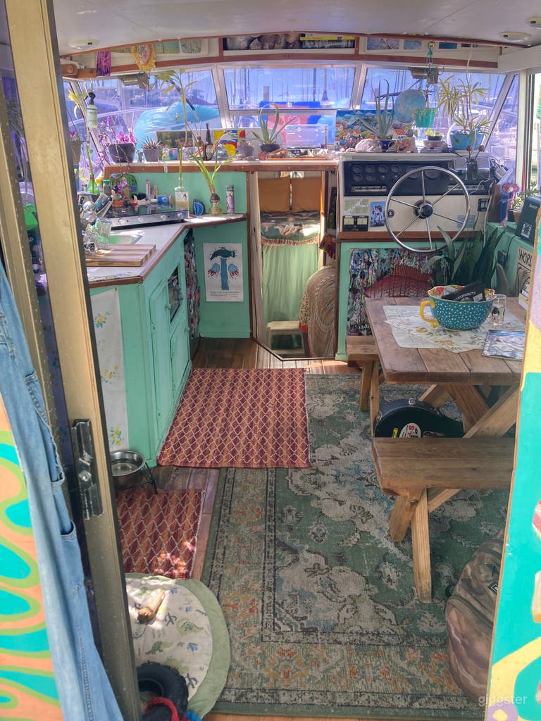  Magical House Boat with Waterfront Views 