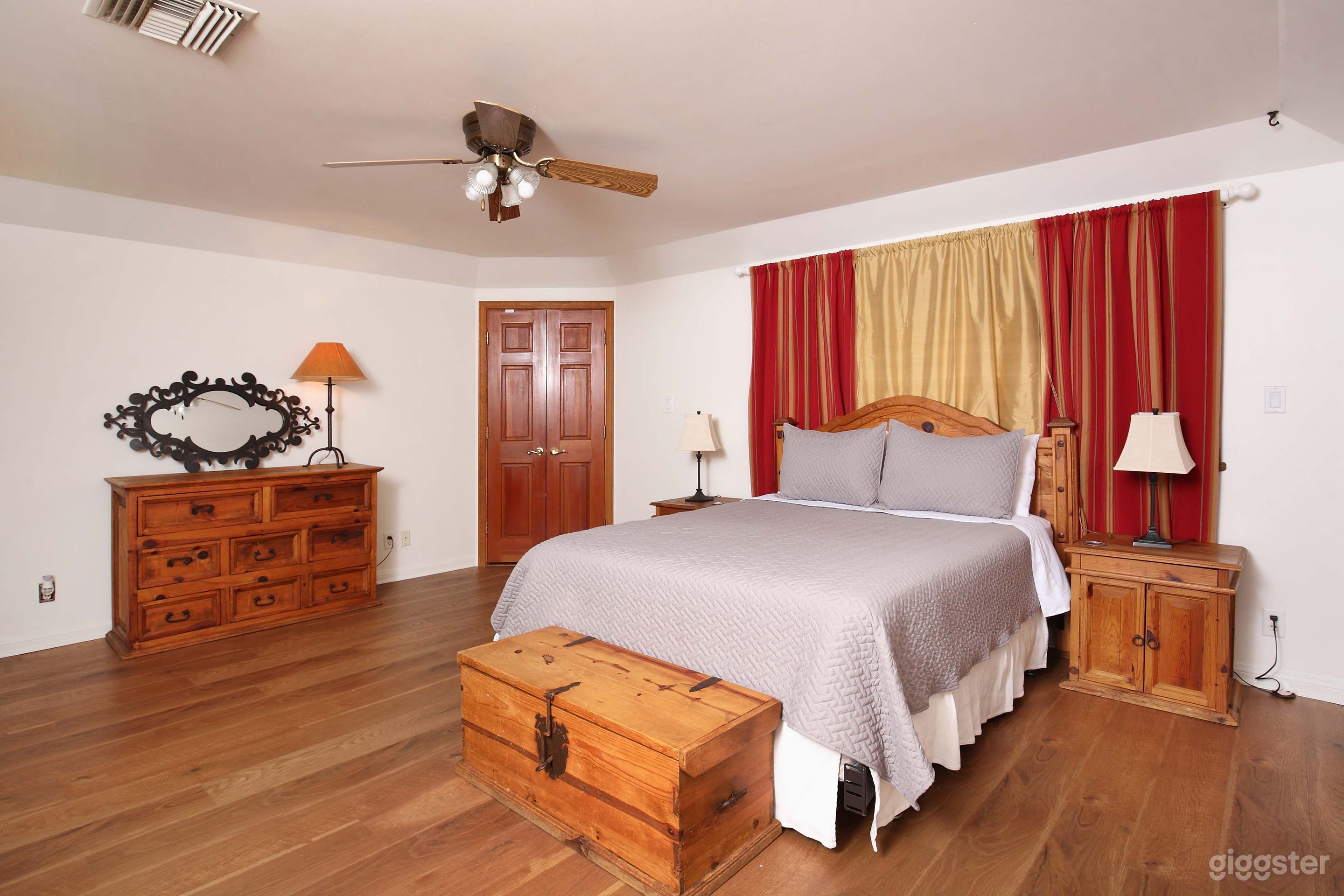 Bedroom 1 - Master / queen bed 