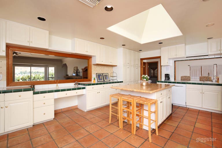  Kitchen with island  