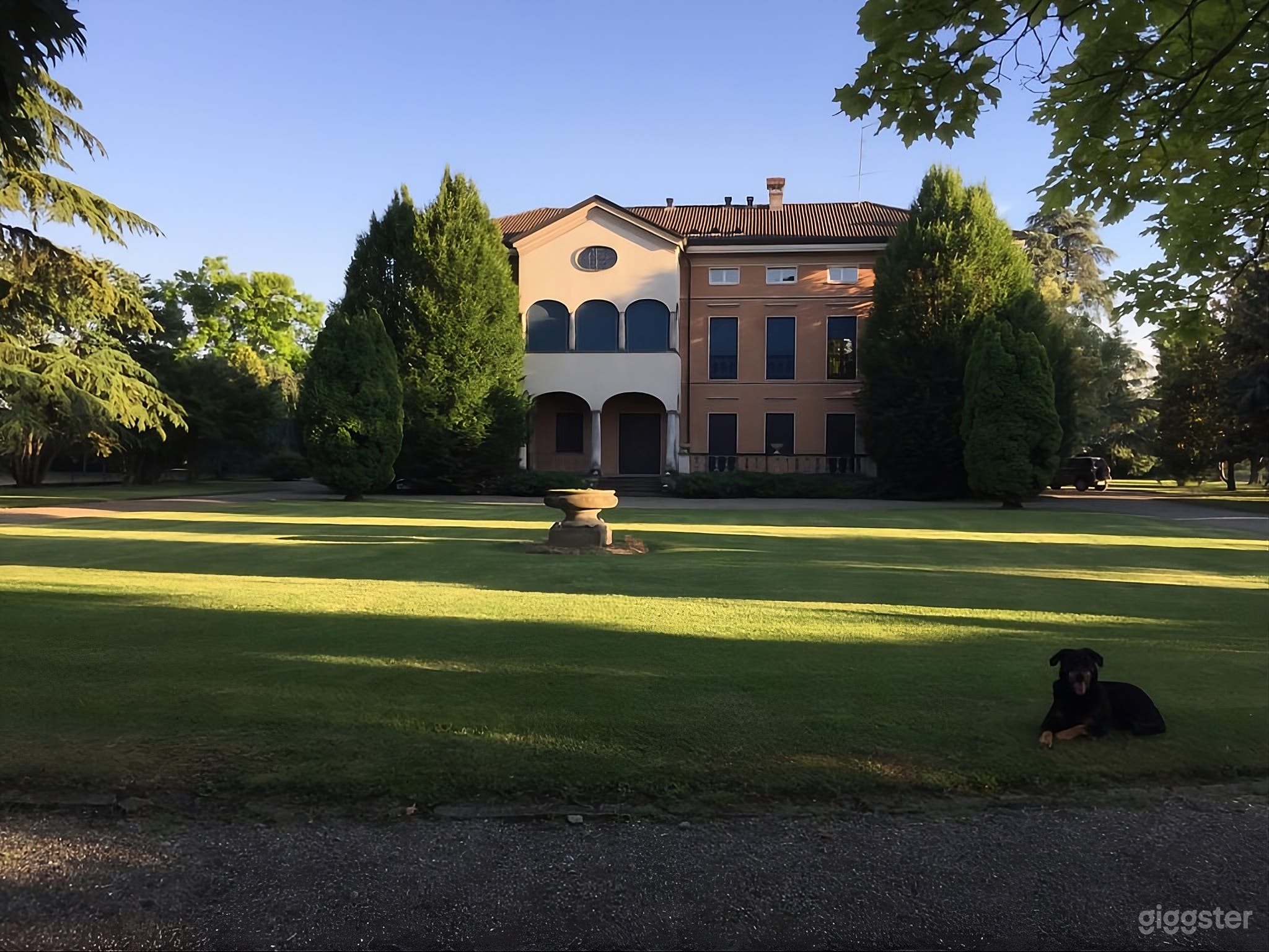 Foto di Classic Estate Villa with Grand Interiors & Scenic Grounds 4