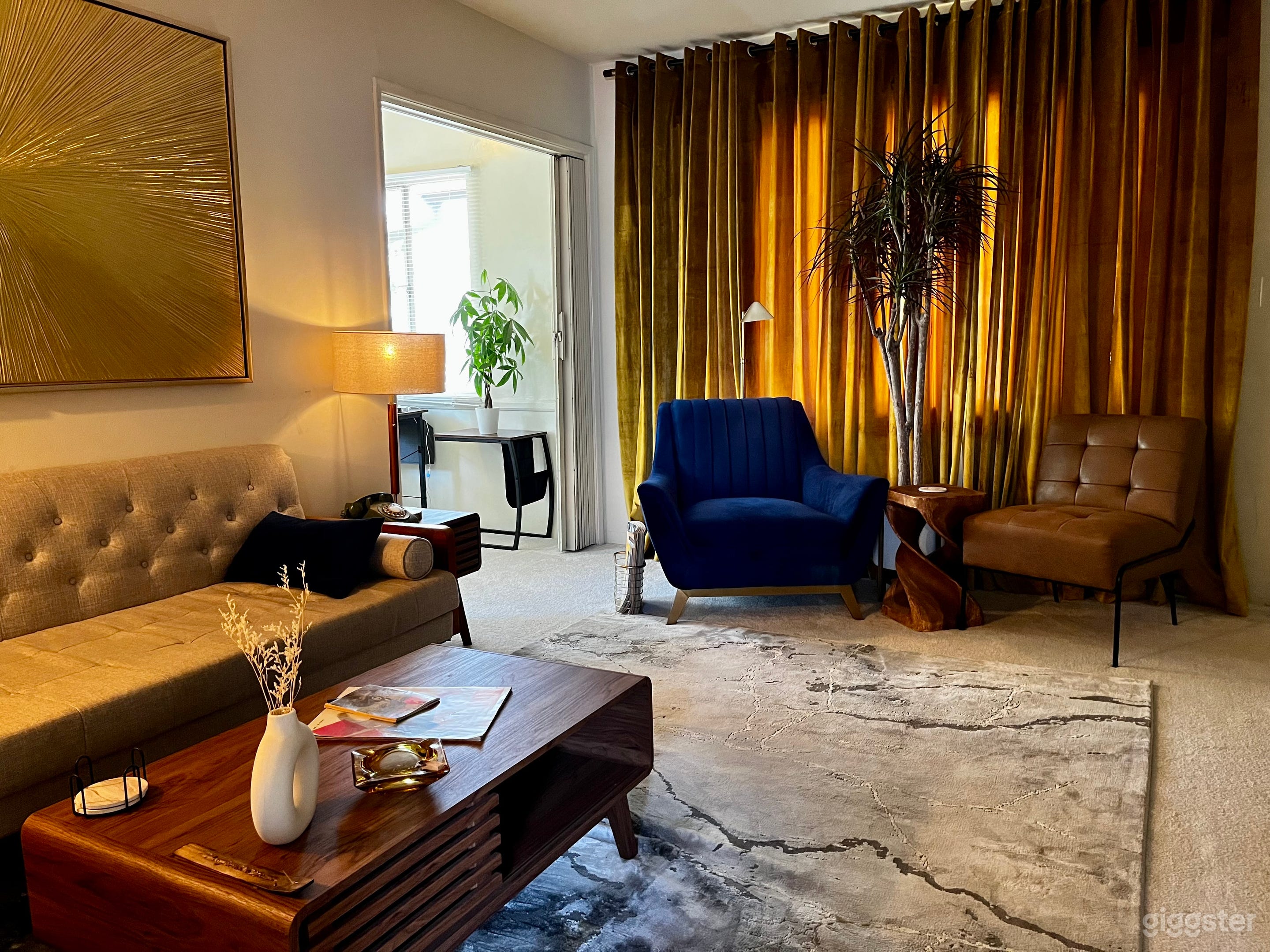 Mid Century Modern Apartment - Vintage, Retro Photo 2