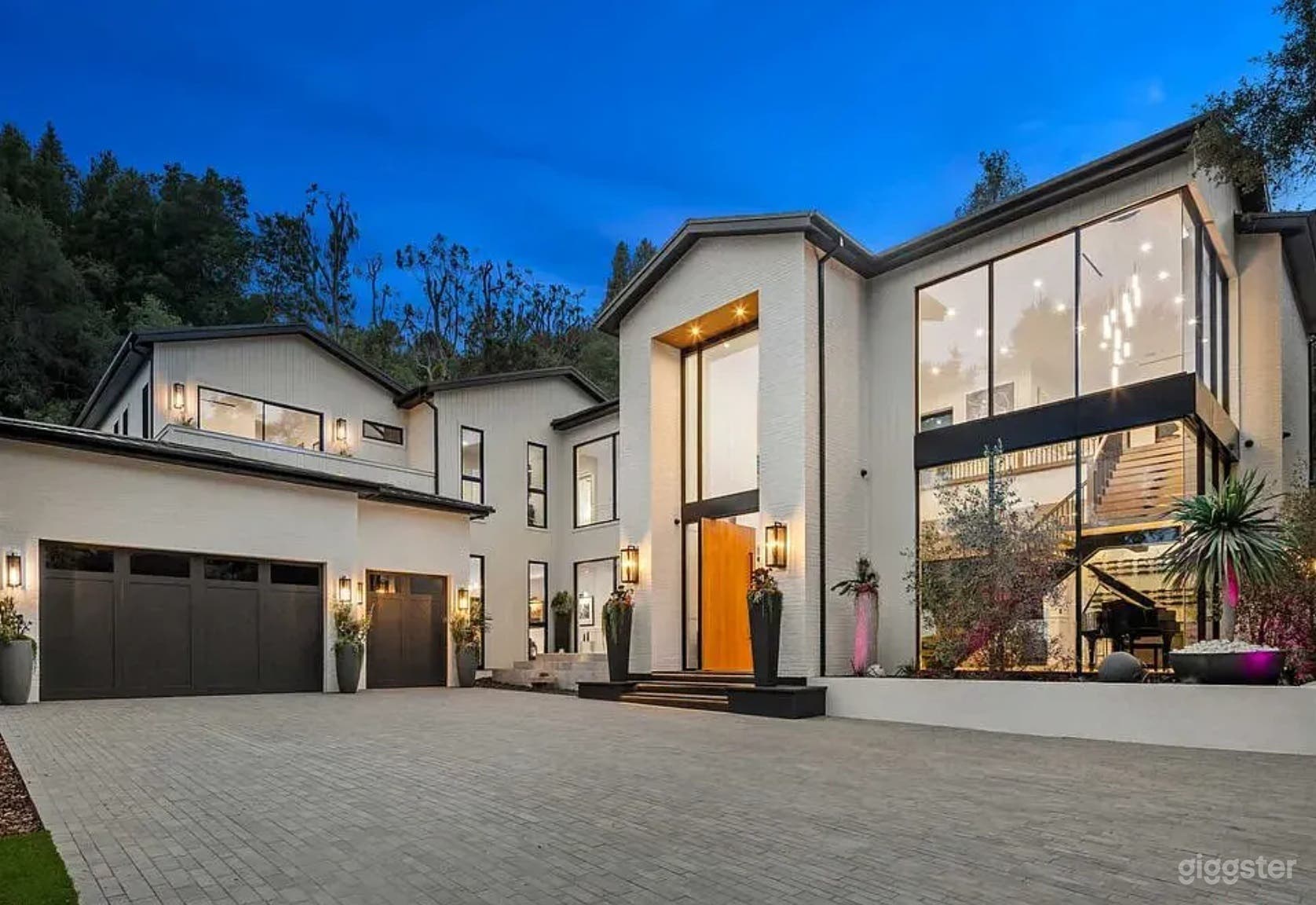 SHOWCASE ESTATE: POOL, LAWN, &amp; ENDLESS DAYLIGHT Photo 2