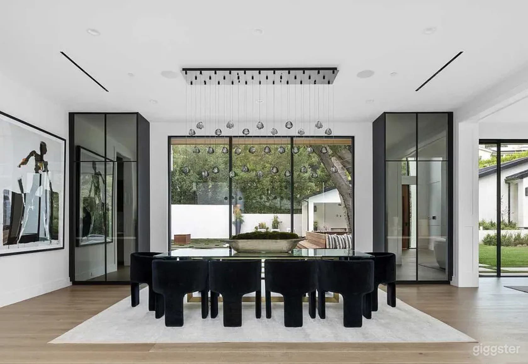 SHOWCASE ESTATE: POOL, LAWN, &amp; ENDLESS DAYLIGHT Photo 3