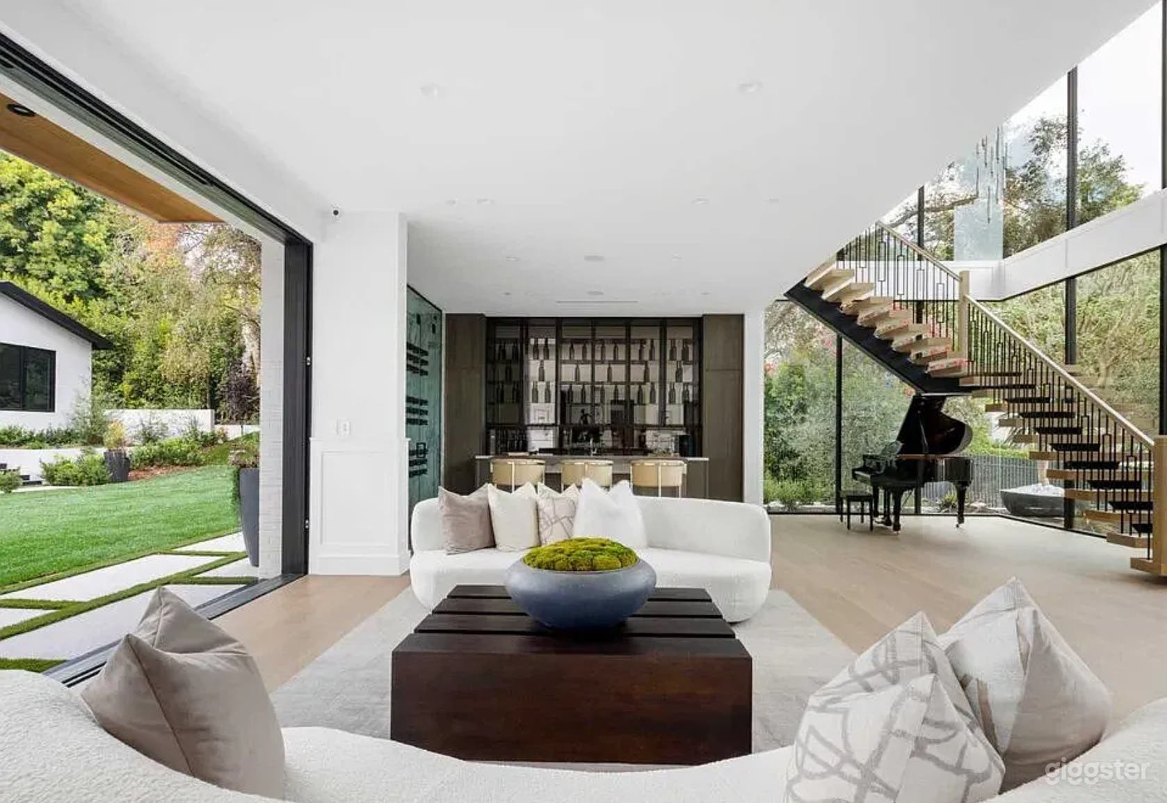 SHOWCASE ESTATE: POOL, LAWN, &amp; ENDLESS DAYLIGHT Photo 4