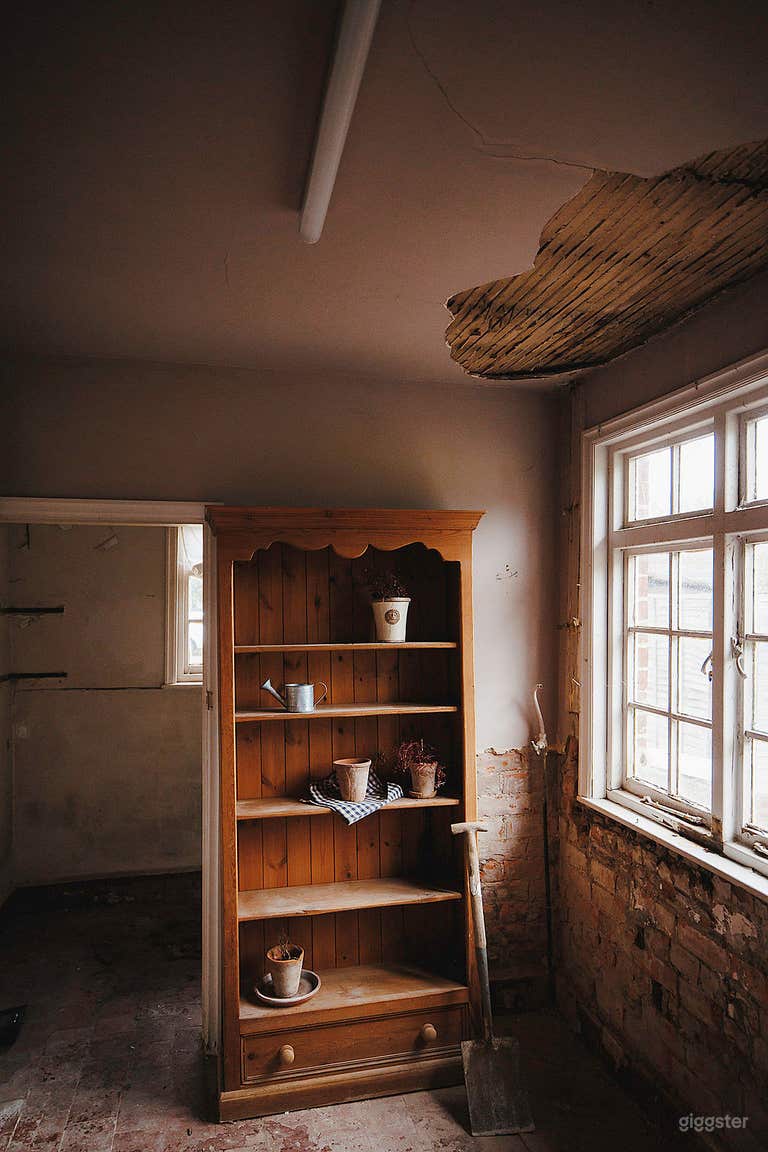  Abandoned WWII Searchlight House & Outbuildings on 6.5 Acres 
