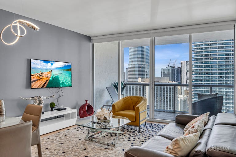 Sophisticated High-Rise Condo with Skyline Views 